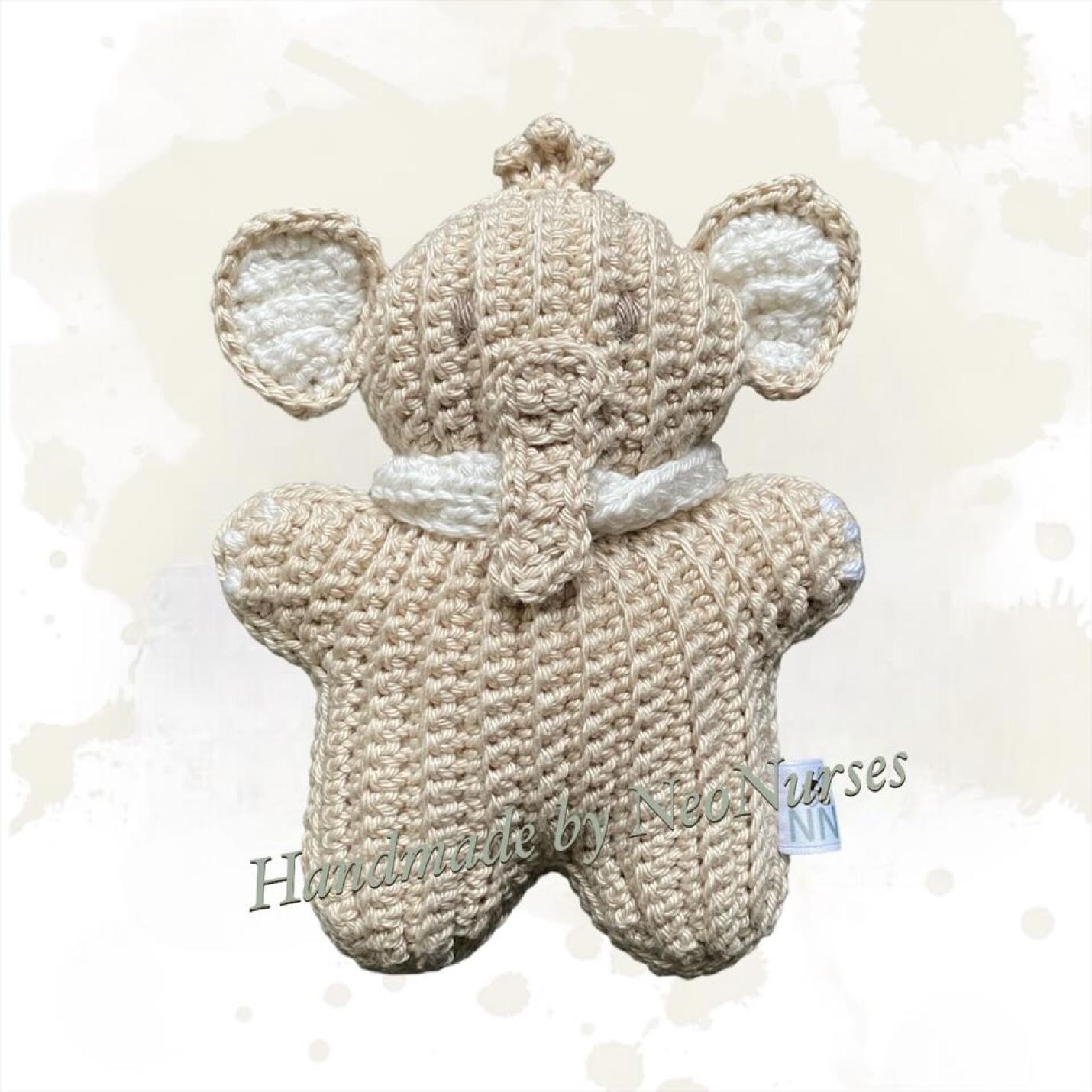 Ribblz Olifant Zand mini is een plaats gehaakte olifant in de kleur Sand met witte sjaal om