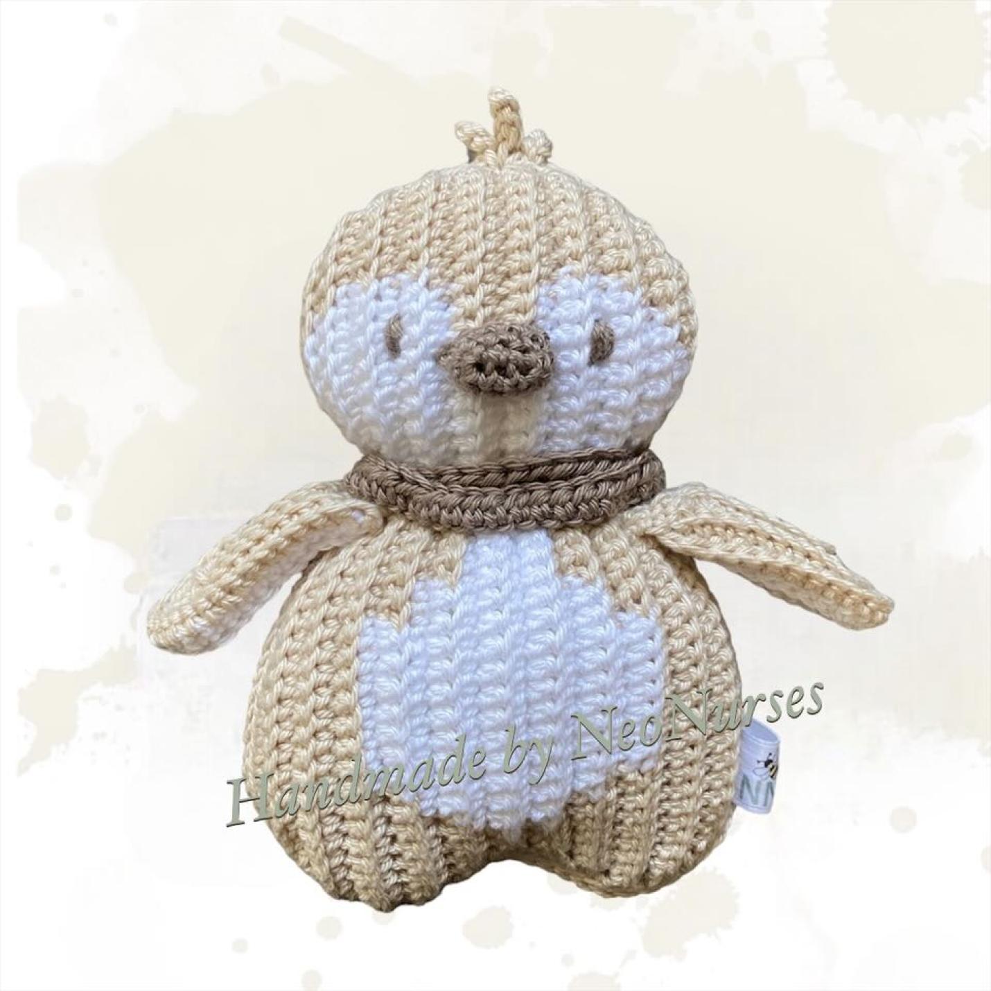 Ribblz mini pinguïn Sand is een kleine platte gehaakte pinguïn in kleur Sand met sjaal
