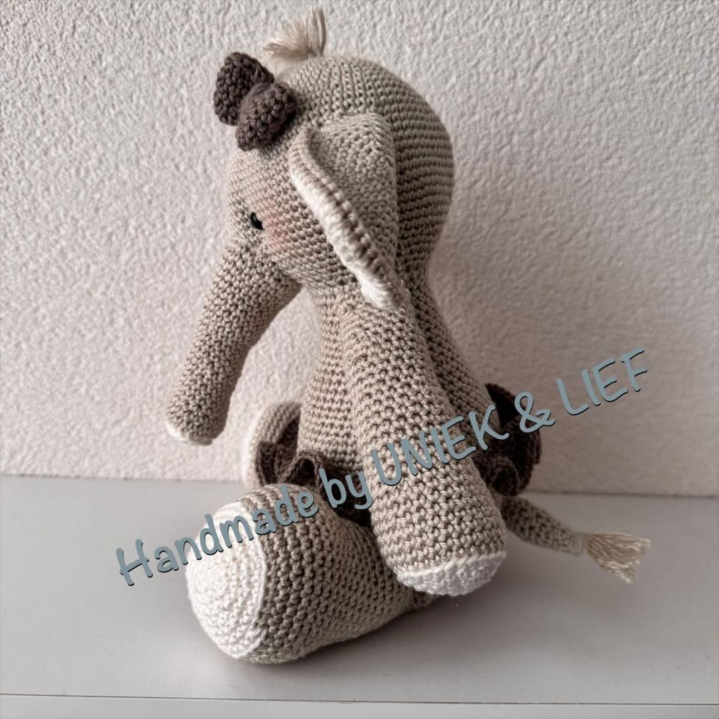 Gehaakte knuffel Olifant Nina linnen met rokje zijkant