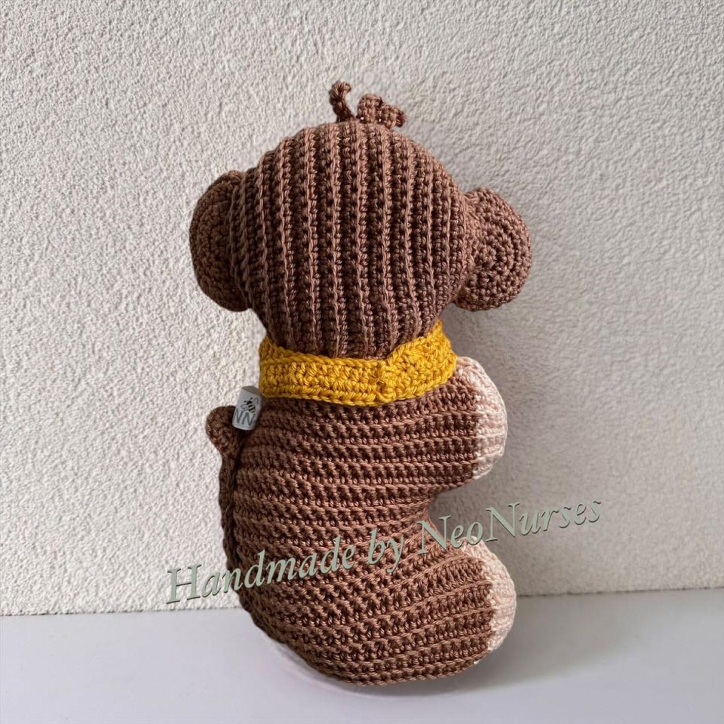 Gehaakte knuffel Ribblz Aap bruin met okergele sjaal achterkant