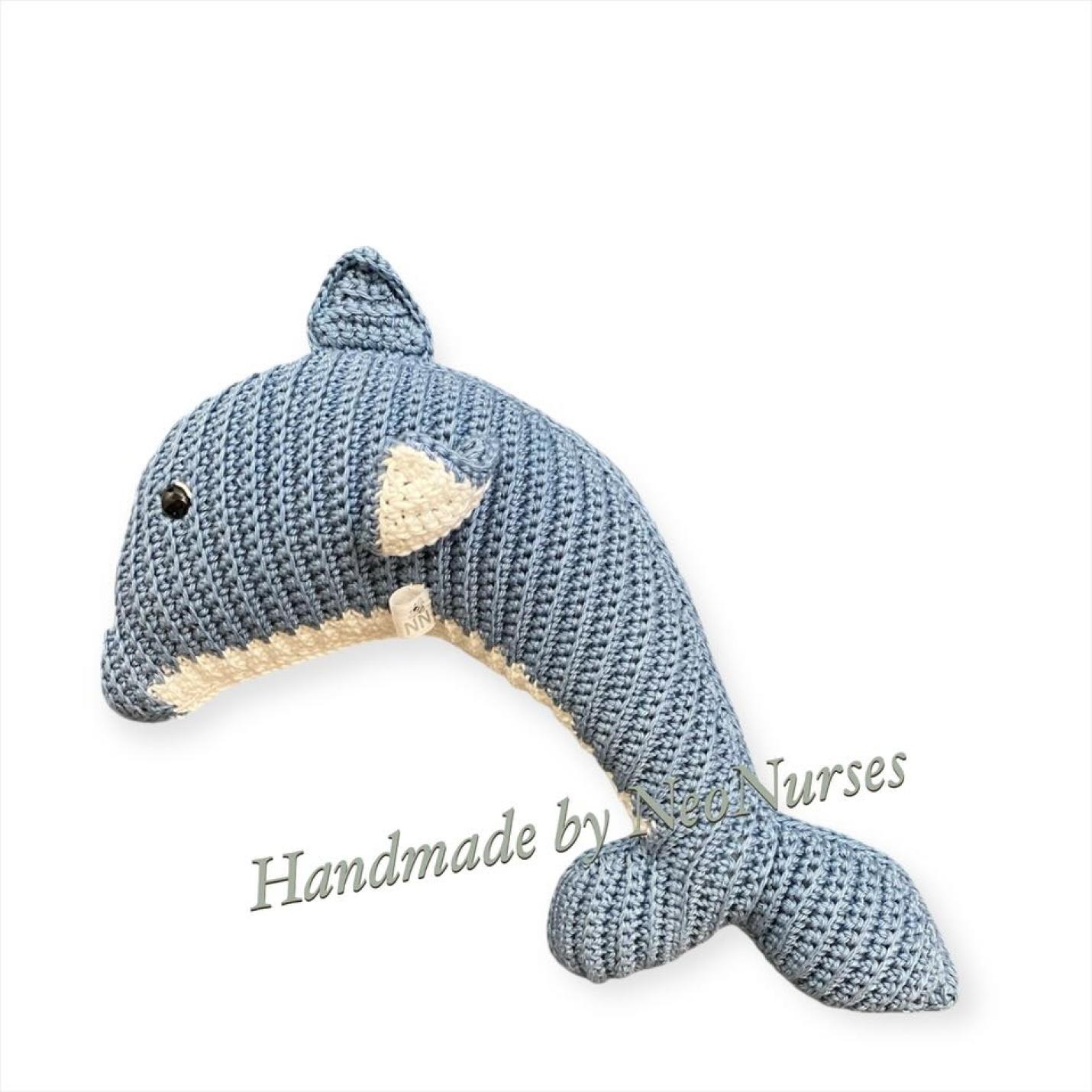 Gehaakte knuffel Ribblz Dolfijn denimblauw linker zijkant