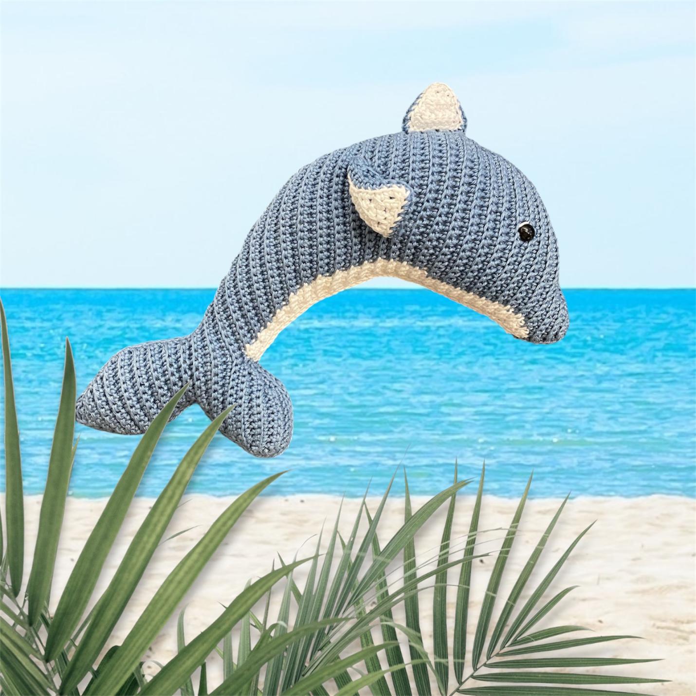 Gehaakte knuffel Ribblz Dolfijn denimblauw rechter zijkant op strand