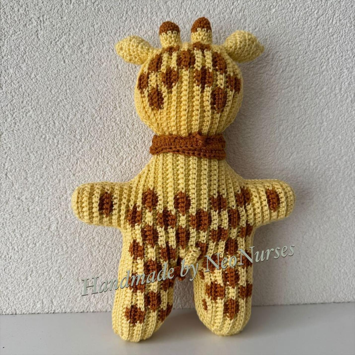 Gehaakte knuffel Ribblz Giraf geel met bruine vlekken achterkant