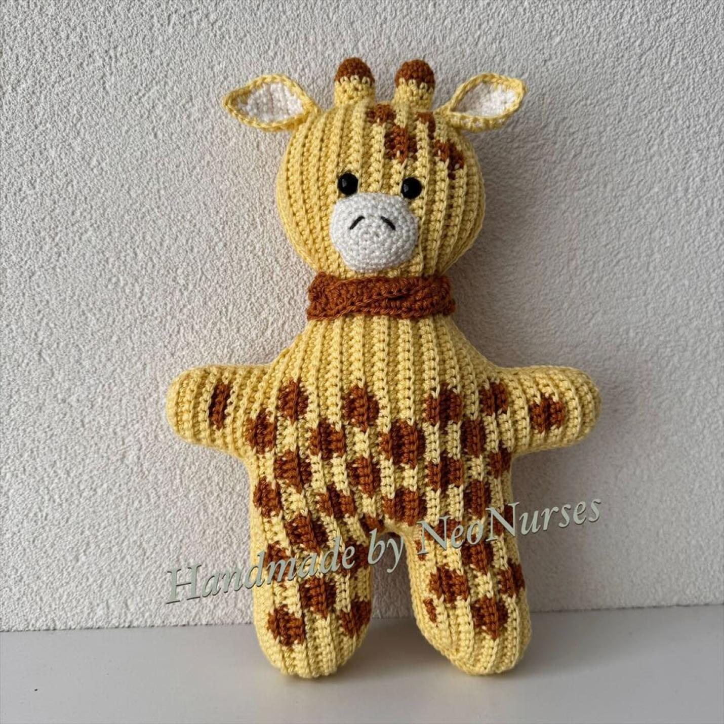Gehaakte knuffel Ribblz Giraf geel met bruine vlekken voorkant