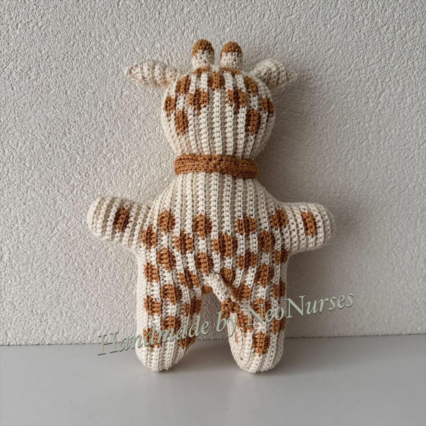 Gehaakte knuffel Ribblz Giraf offwhite met lichtbruine vlekken achterkant