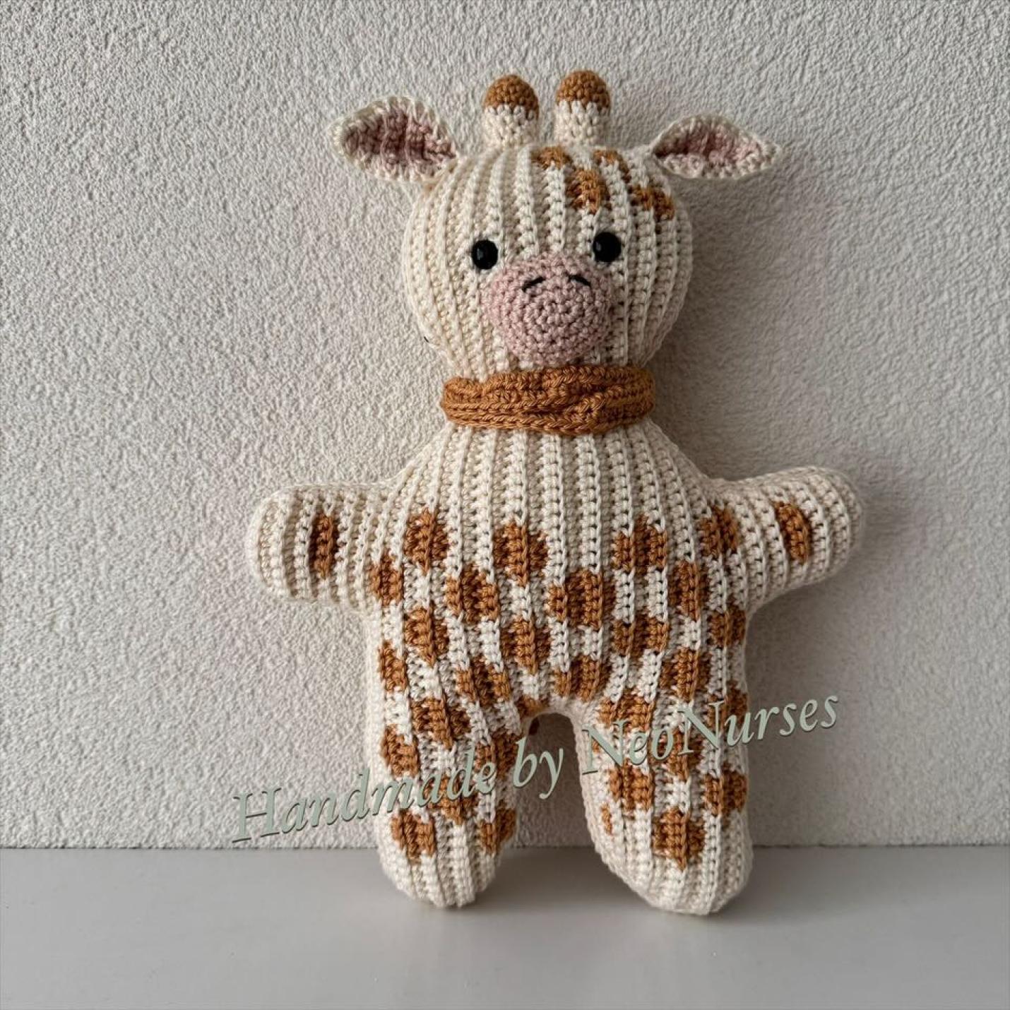 Gehaakte knuffel Ribblz Giraf offwhite met lichtbruine vlekken voorkant