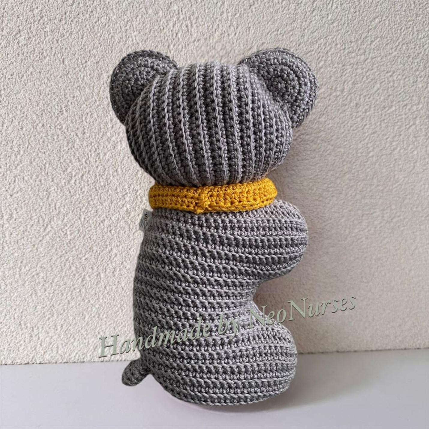 Gehaakte knuffel Ribblz Koala grijs met okergele sjaal achterkant