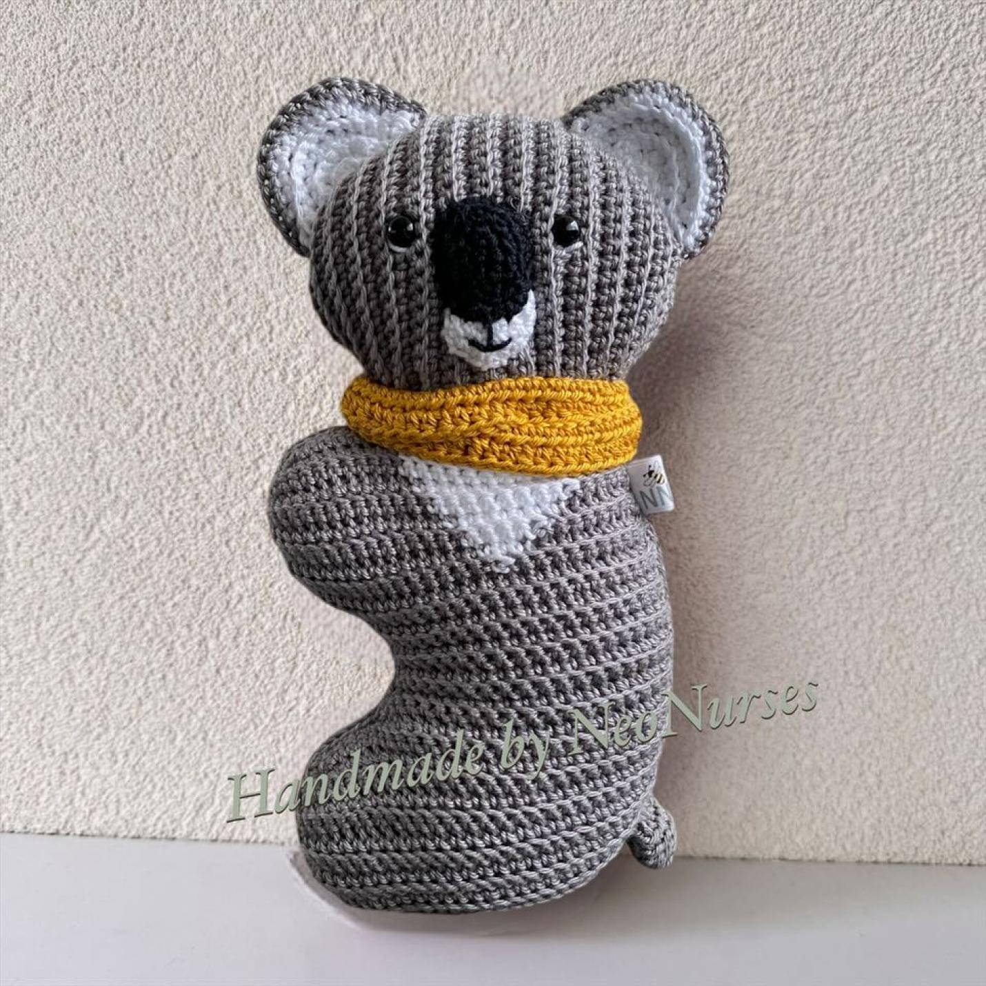 Gehaakte knuffel Ribblz Koala grijs met okergele sjaal voorkant
