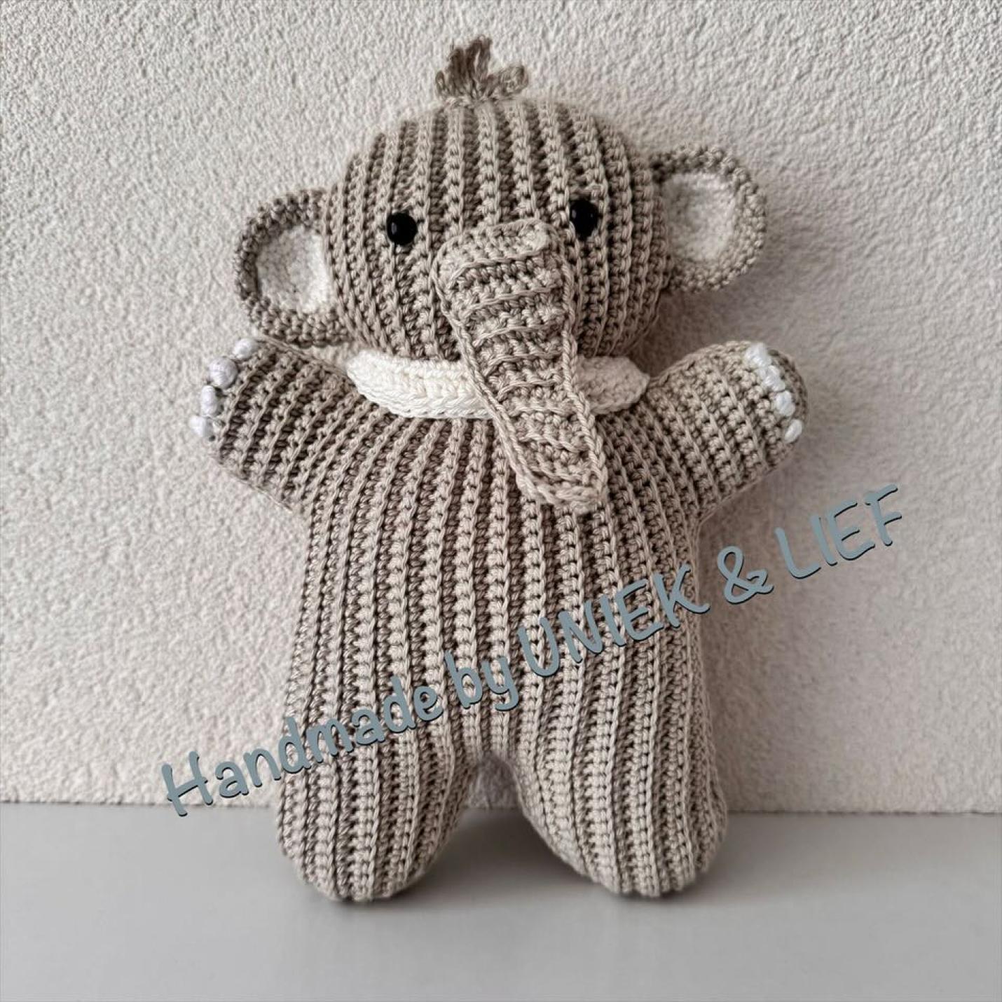 Gehaakte knuffel Ribblz Olifant Linnen met ecru sjaal voorkant