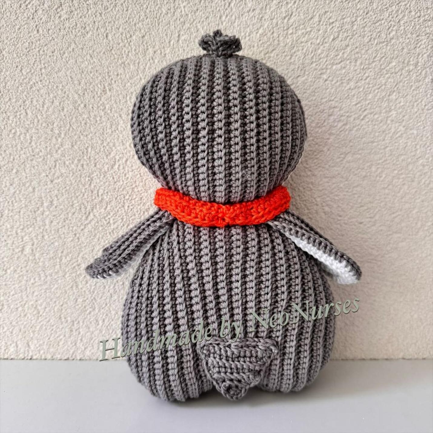 Gehaakte knuffel Ribblz Pinquin grijs met oranje sjaal achterkant