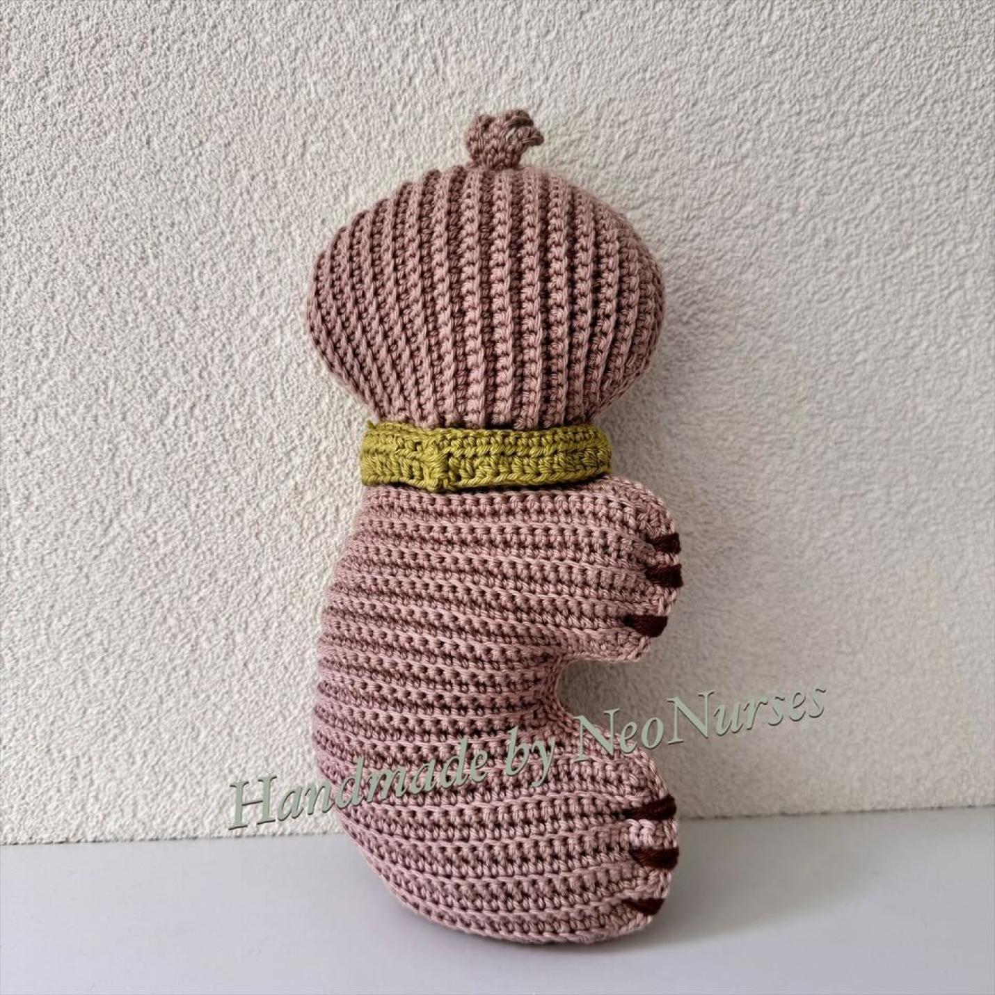Gehaakte knuffel Ribblz luiaard taupe met groene sjaal achterkant