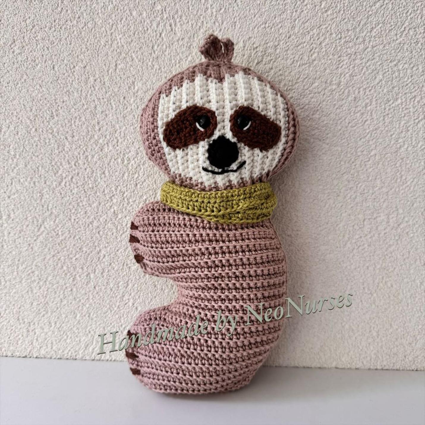 Gehaakte knuffel Ribblz luiaard taupe met groene sjaal voorkant