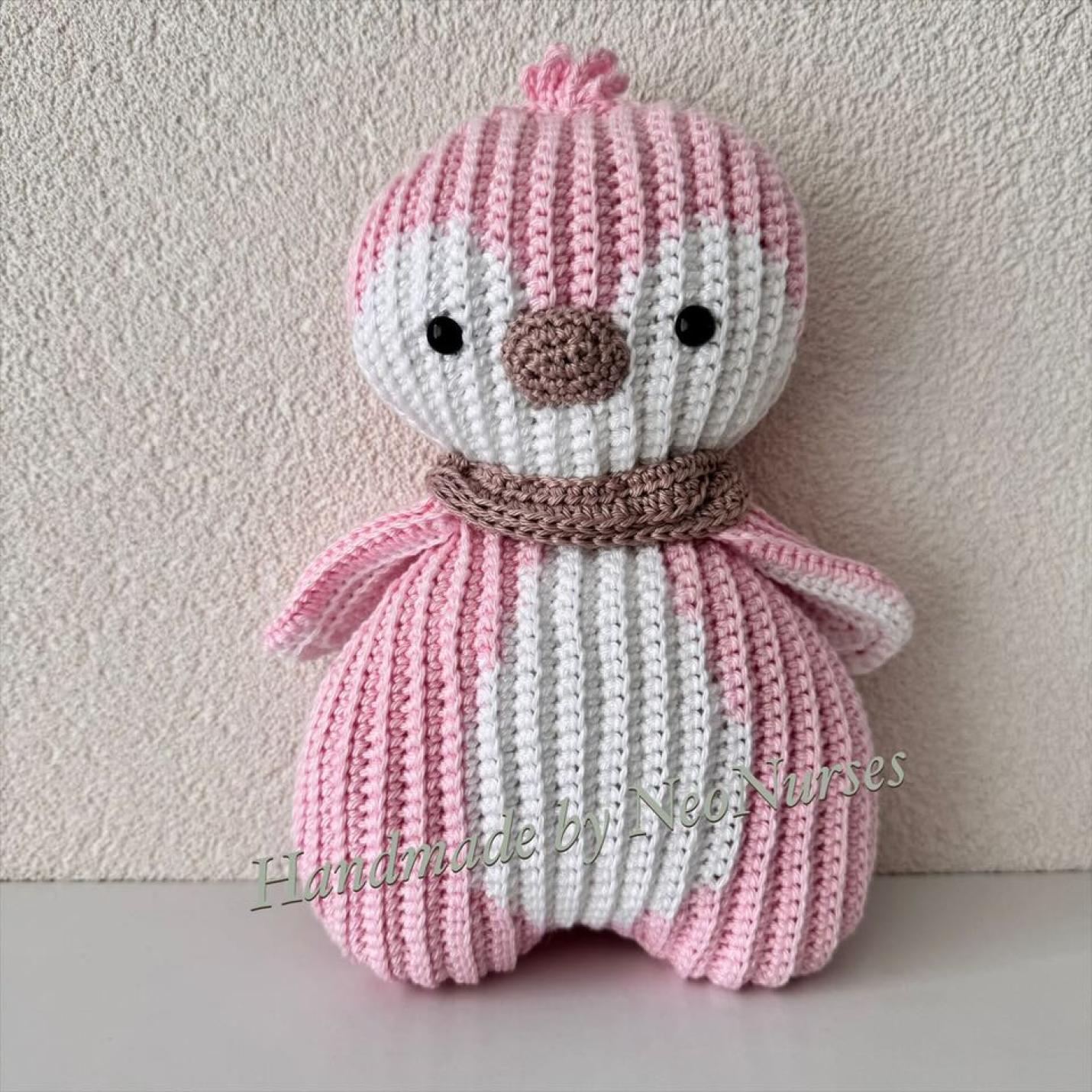 Platte gehaakte pinguïn roze met wit en sjaal om