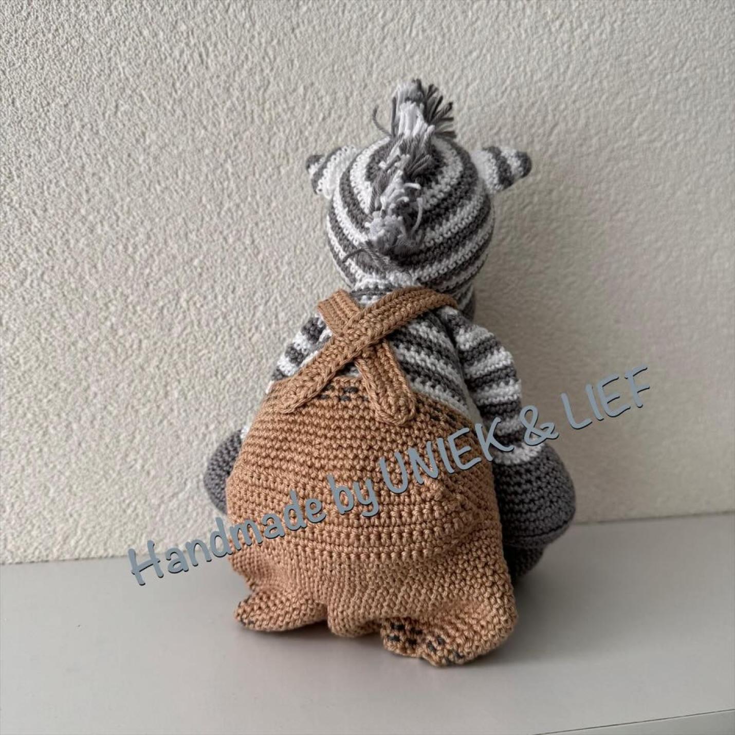 Gehaakte knuffel Sep de Zebra grijs-wit gestreept met beige tuinbroek achterkant