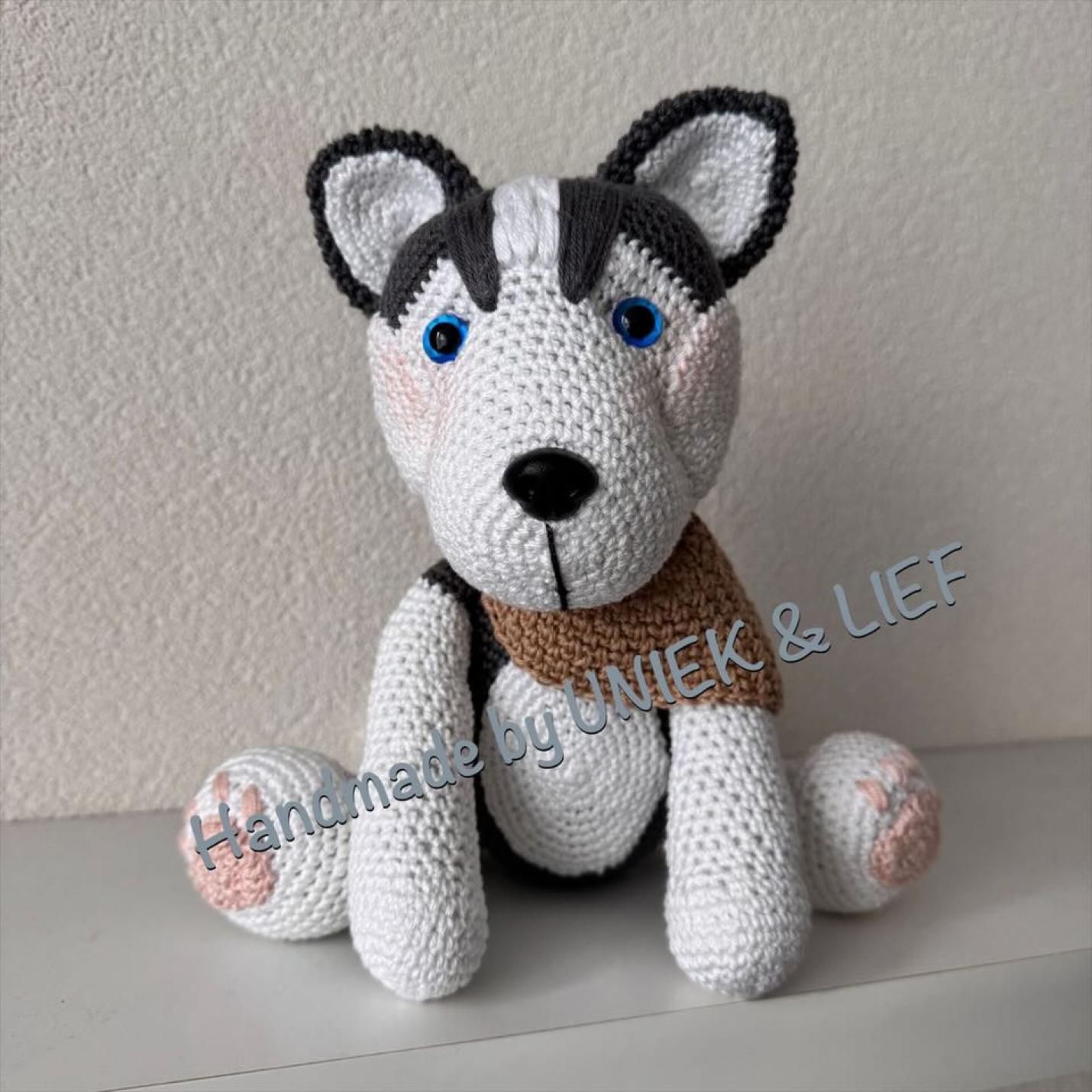 Gehaakte knuffel Siberische Husky grijs-wit met beige zakdoek voorkant