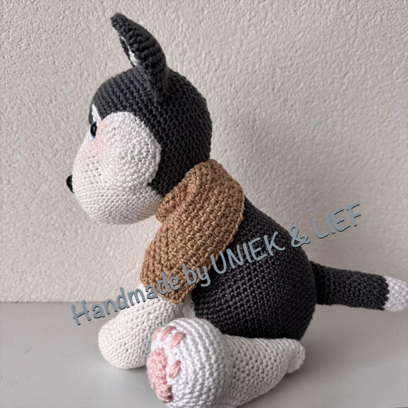 Gehaakte knuffel Siberische Husky grijs-wit met beige zakdoek zijkant