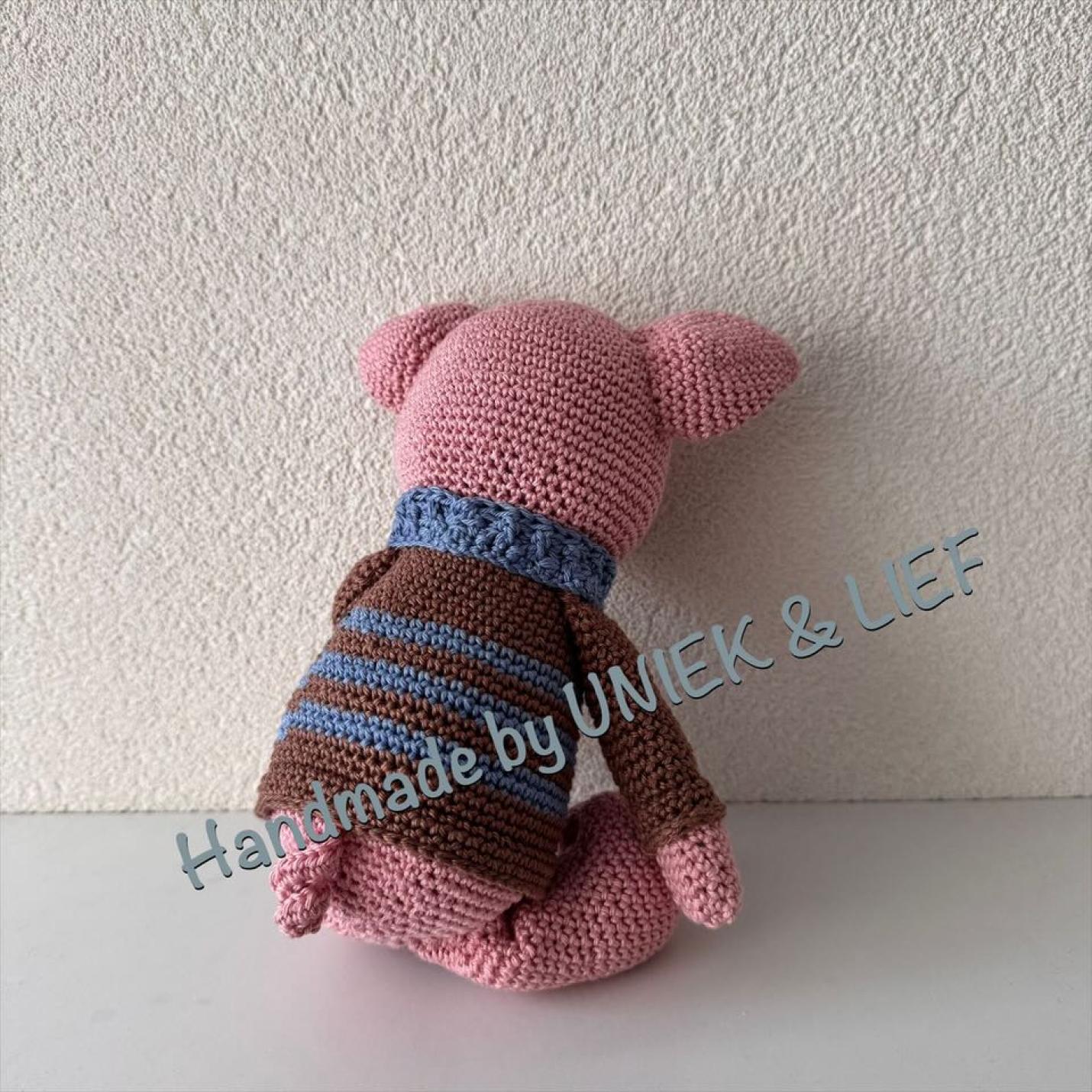 Gehaakte knuffel Varkentje met koltrui bruin met blauwe strepen achterkant