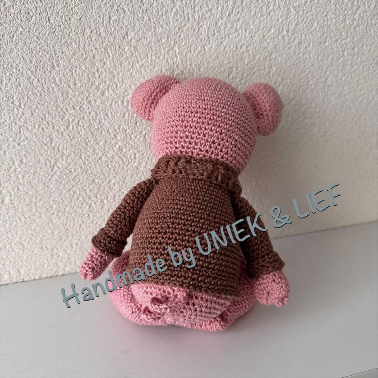 Gehaakte knuffel Varkentje met koltrui bruin met gele ster achterkant