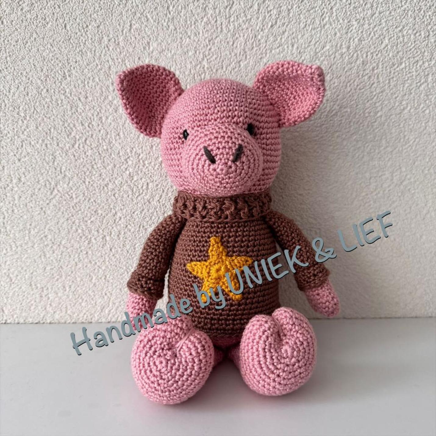 Gehaakte knuffel Varkentje met koltrui bruin met gele ster voorkant