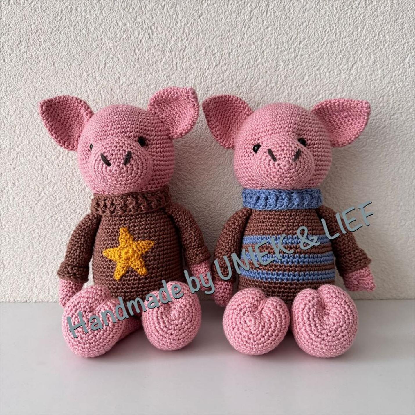 Gehaakte knuffel Varkentje met koltrui twee naast elkaar voorkant