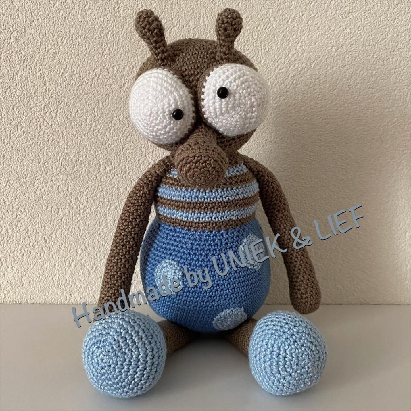 Gehaakte knuffel Vlieg Victor met schele ogen blauw-gestreept lijf met stippen Voorkant.