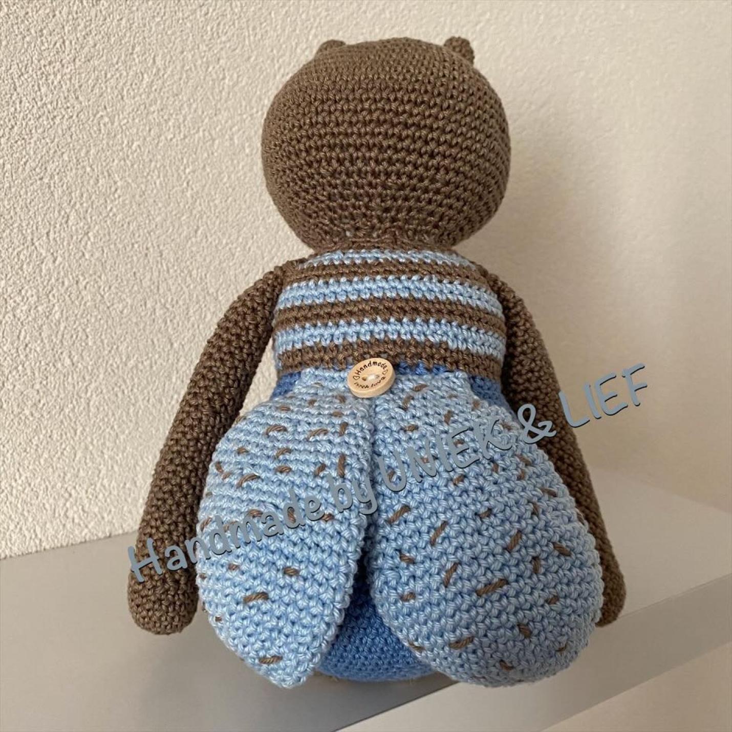 Gehaakte knuffel Vlieg Victor met schele ogen blauw-gestreept lijf met stippen achterkant