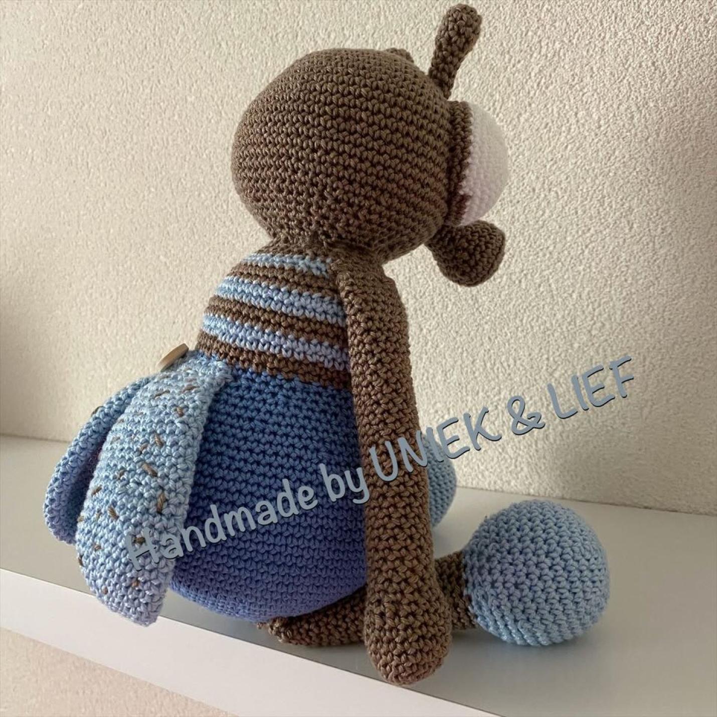 Gehaakte knuffel Vlieg Victor met schele ogen blauw-gestreept lijf met stippen zijkant
