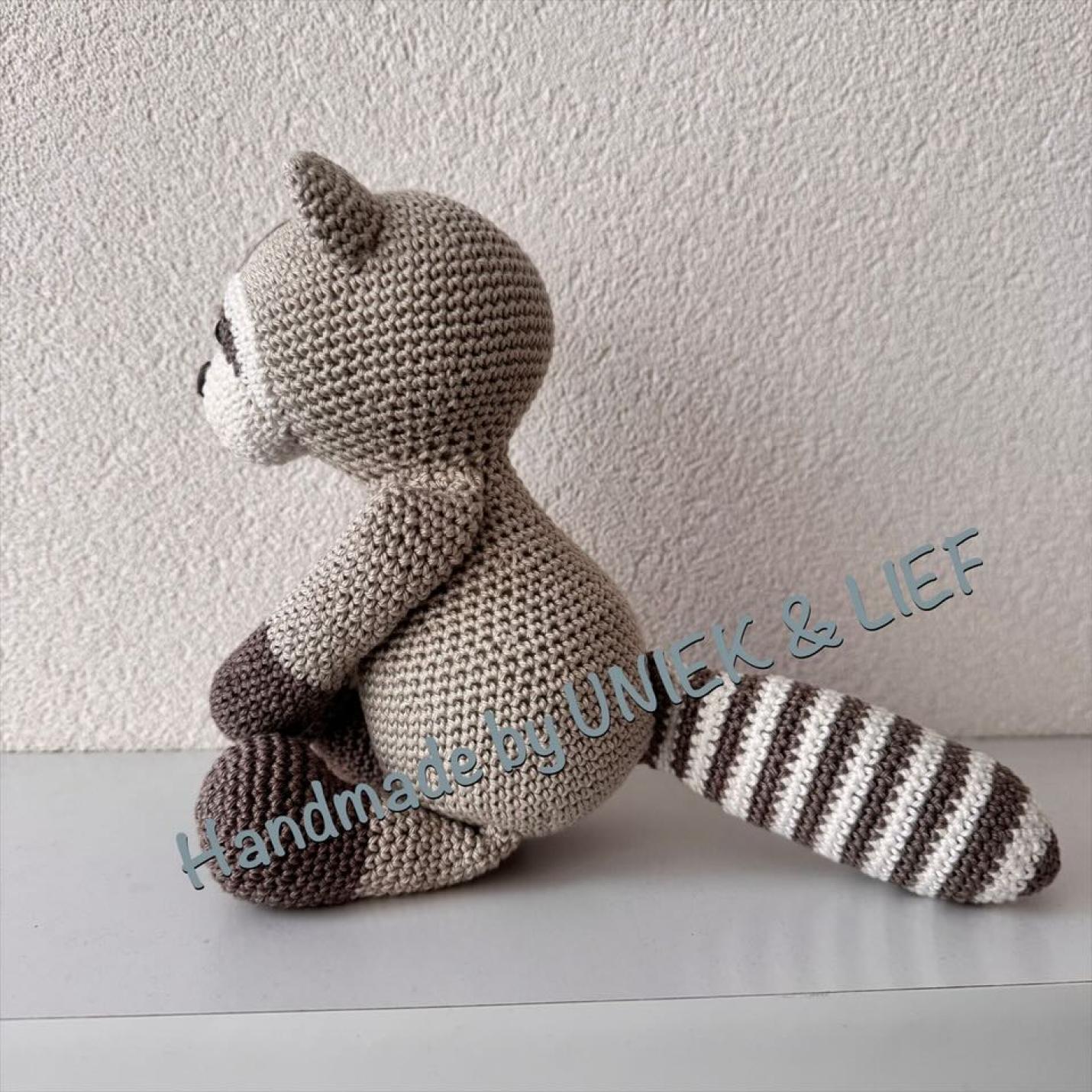 Gehaakte knuffel Wasbeer Rocky Linnen zijkant