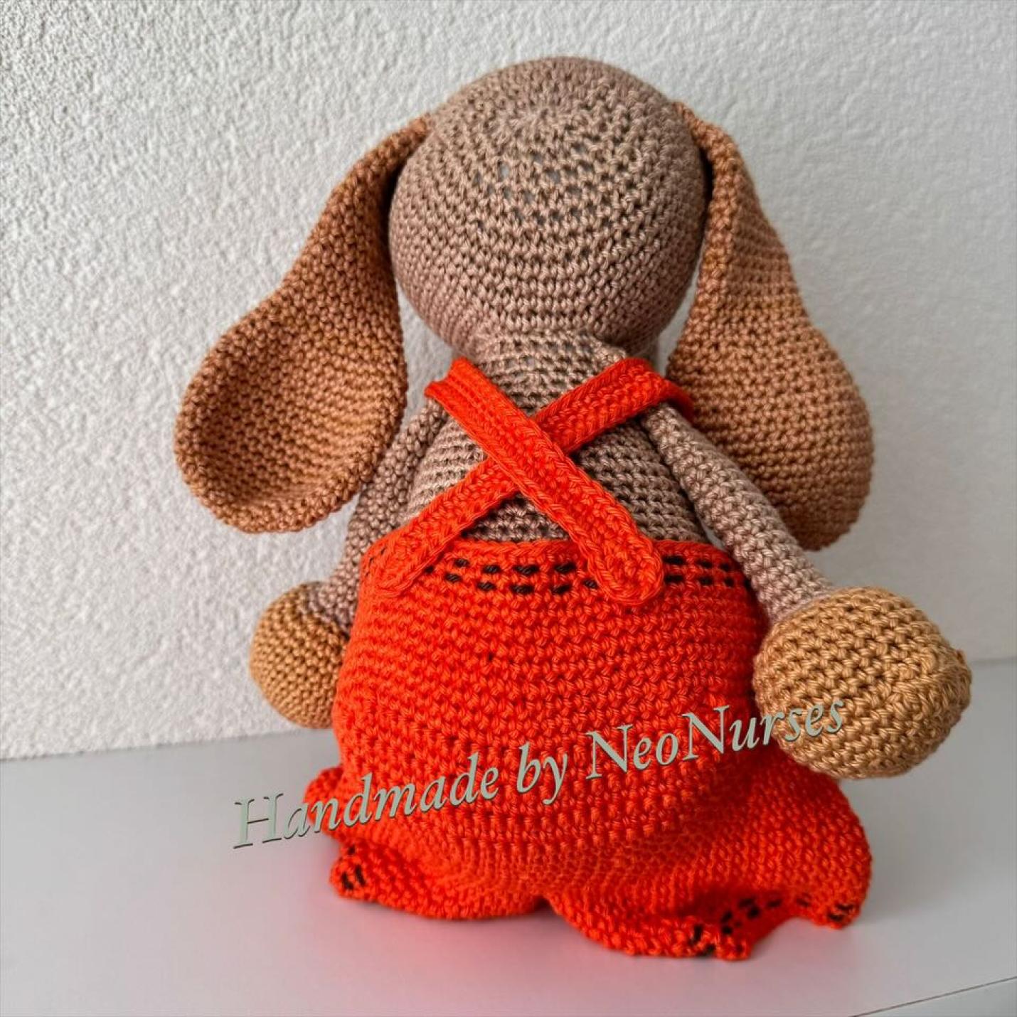 Gehaakte knuffel hond Hector beige met rode tuinbroek achterkant