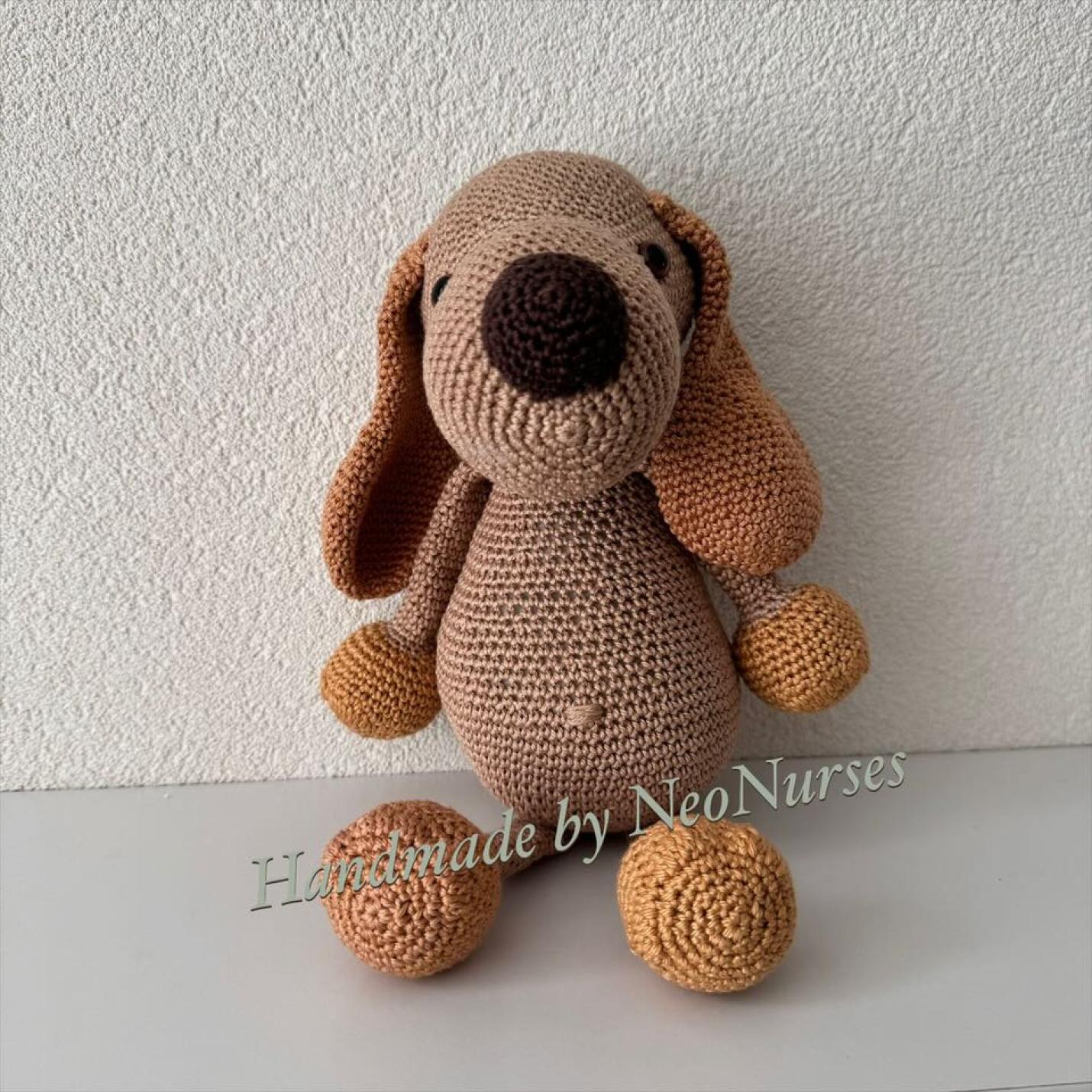 Gehaakte knuffel hond Hector beige voorkant