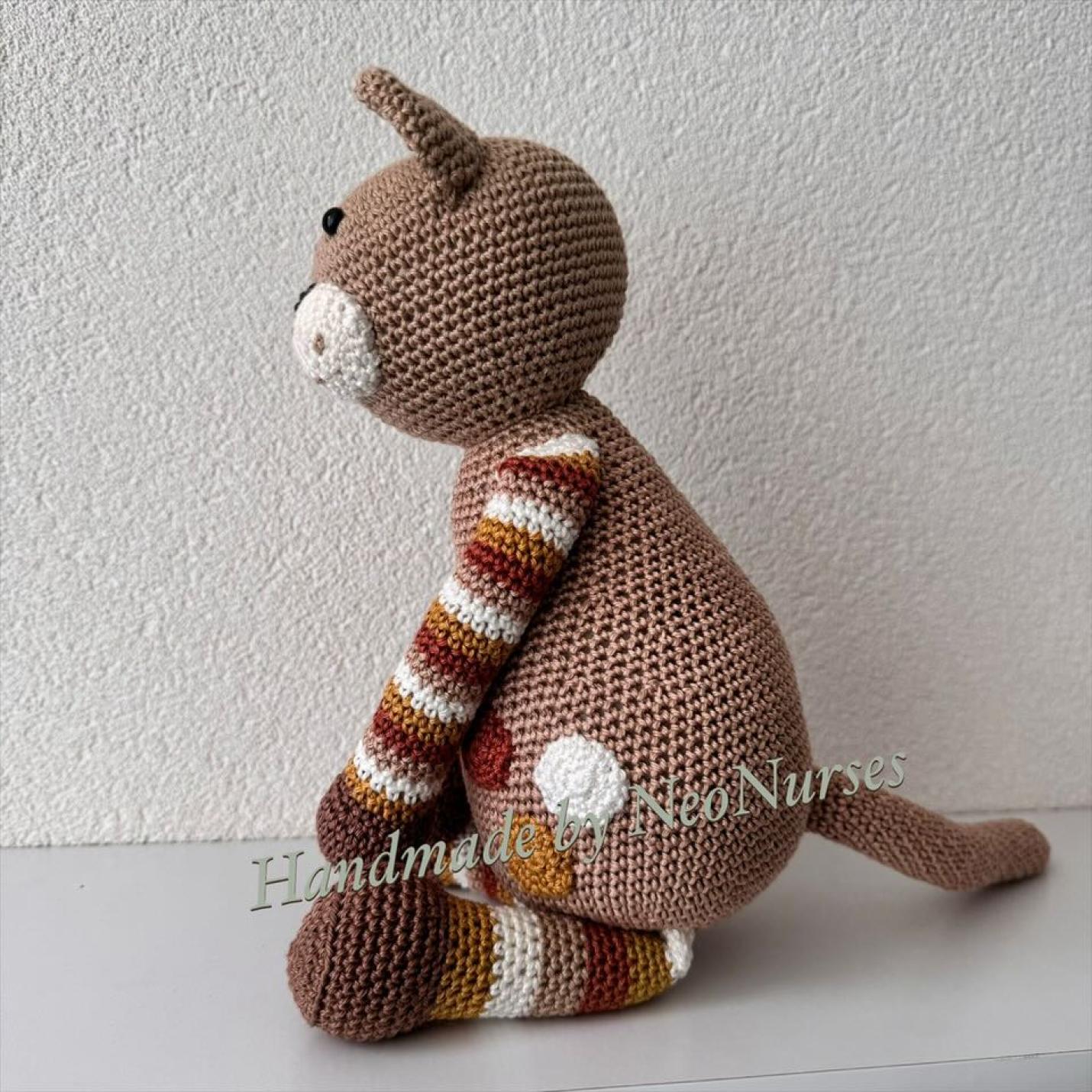 Gehaakte knuffel kater Theo beige met strepen roestbruin zijkant