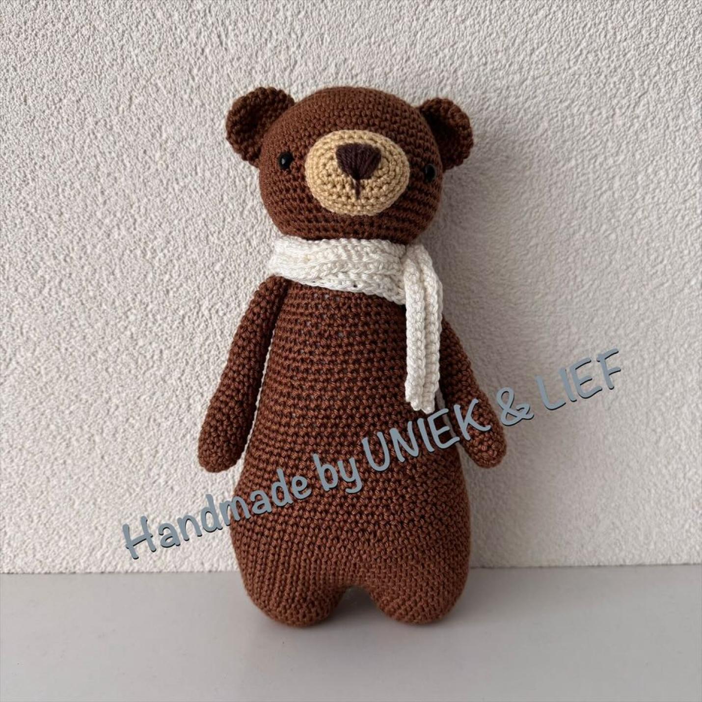 Gehaakte knuffel lange Beer bruin met ecru sjaal voorkant