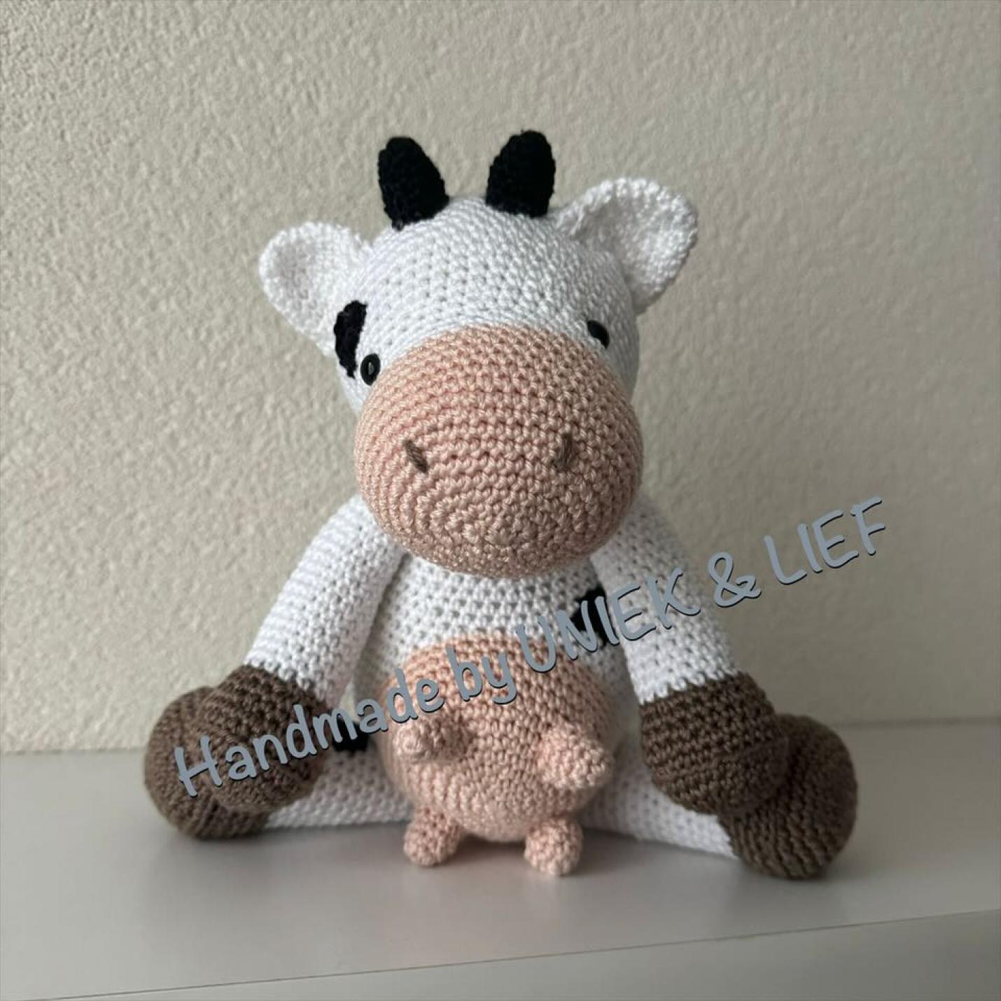 Gehaakte knufffel Koe Klaartje wit met zwarte vlekken voorkant
