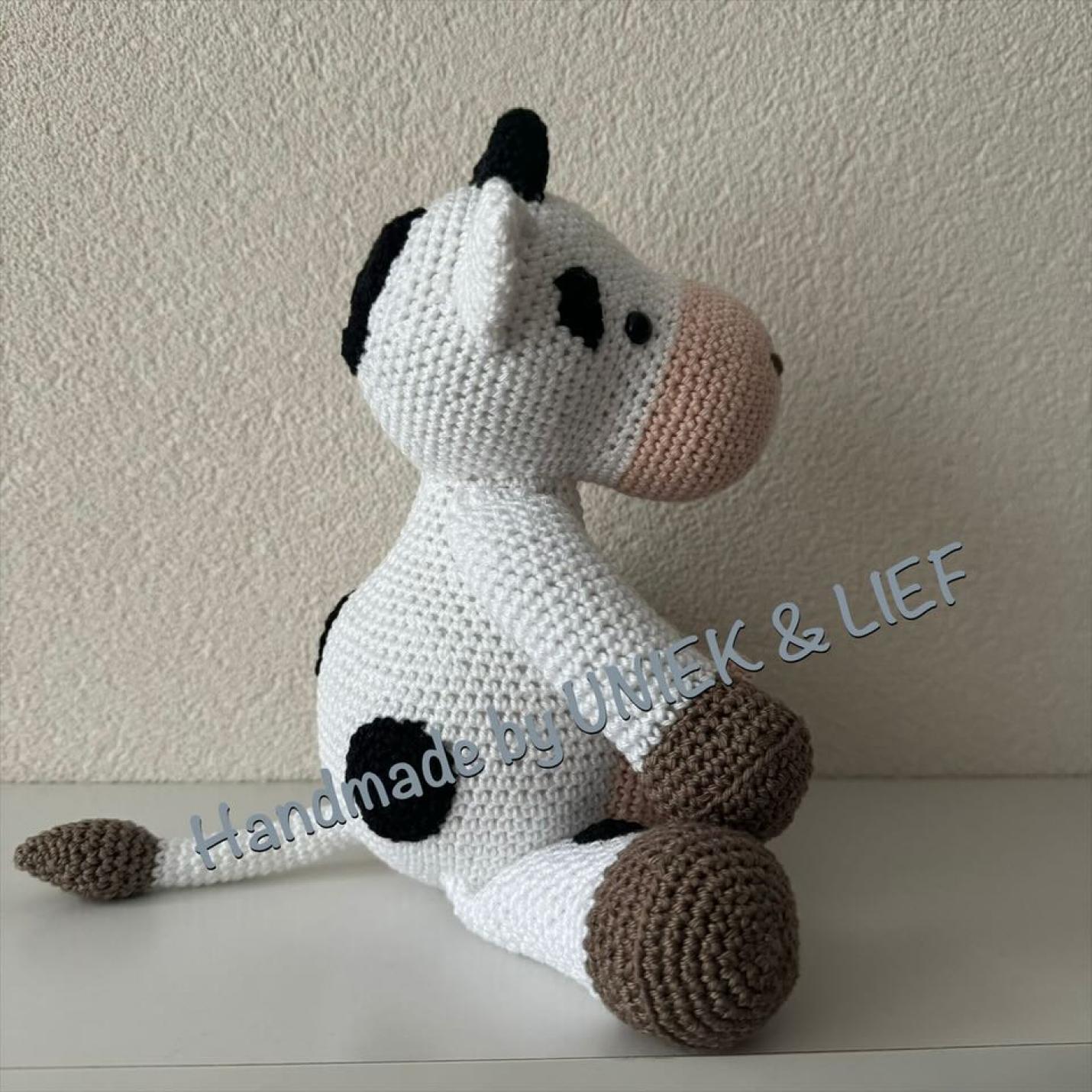 Gehaakte knufffel Koe Klaartje wit met zwarte vlekken zijkant.
