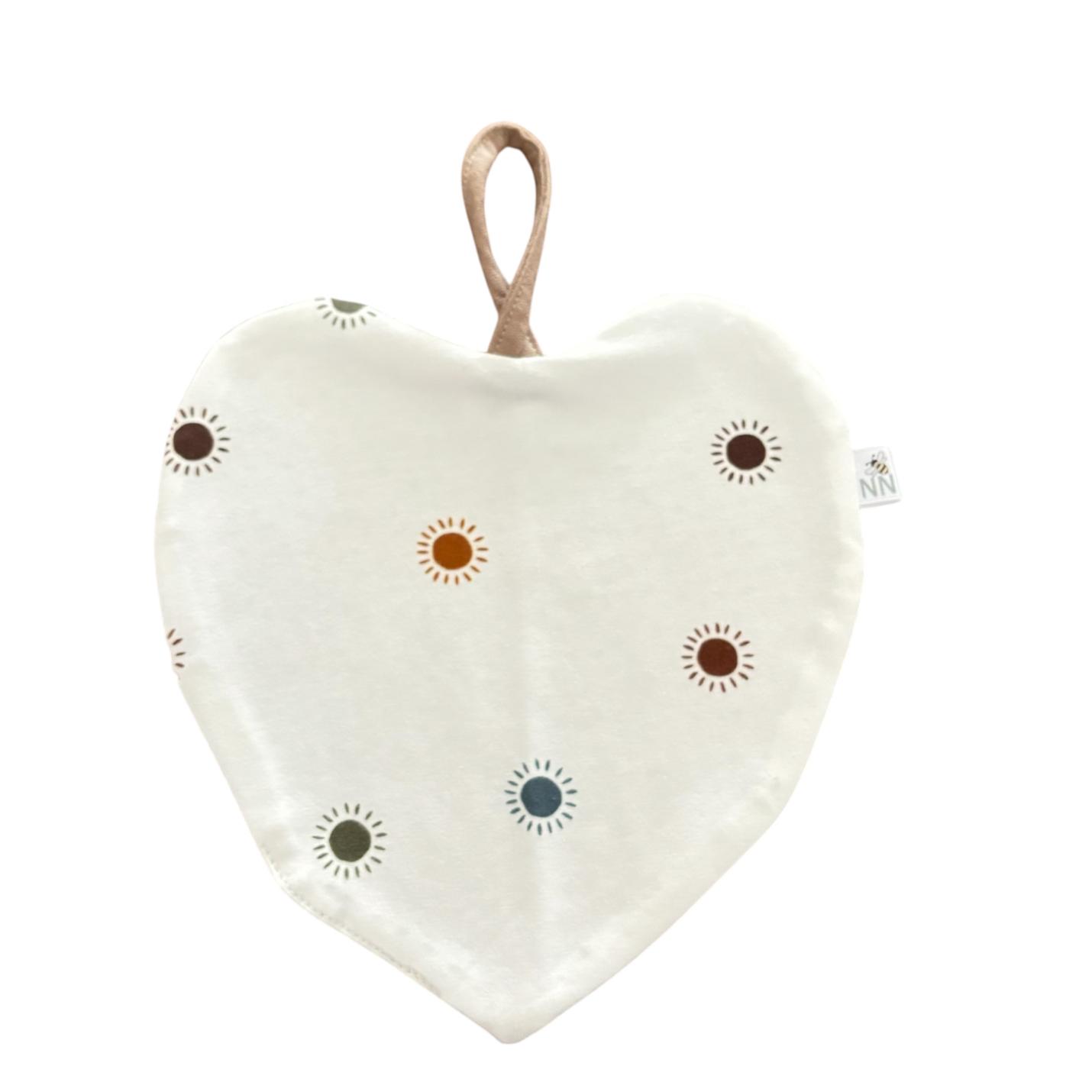 Speendoekje Hartje Stippen is een off-white hart van stof met gekleurde kleine stippen aan 1 kant en andere kant grote gekleurde stippen met bruine lus bovenaan