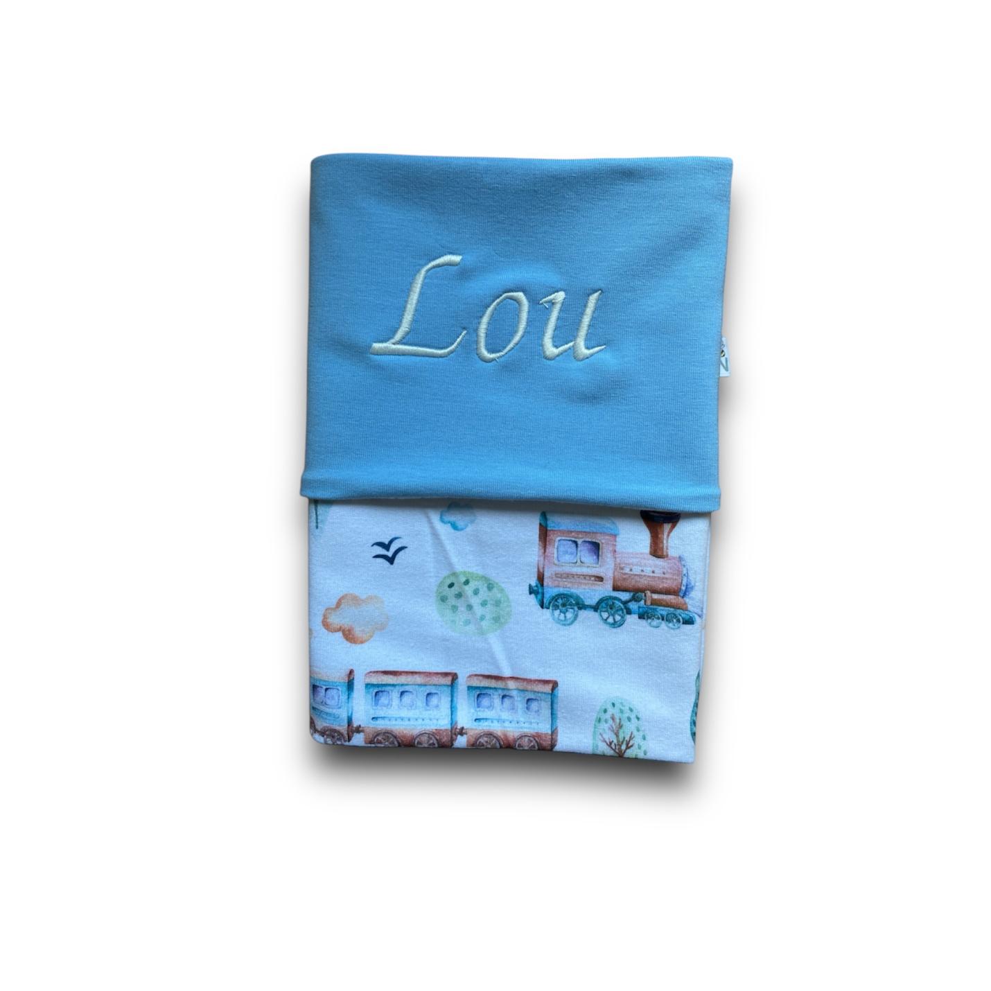 Couveuse dekentje treintjes opgevouwen geborduurd Lou