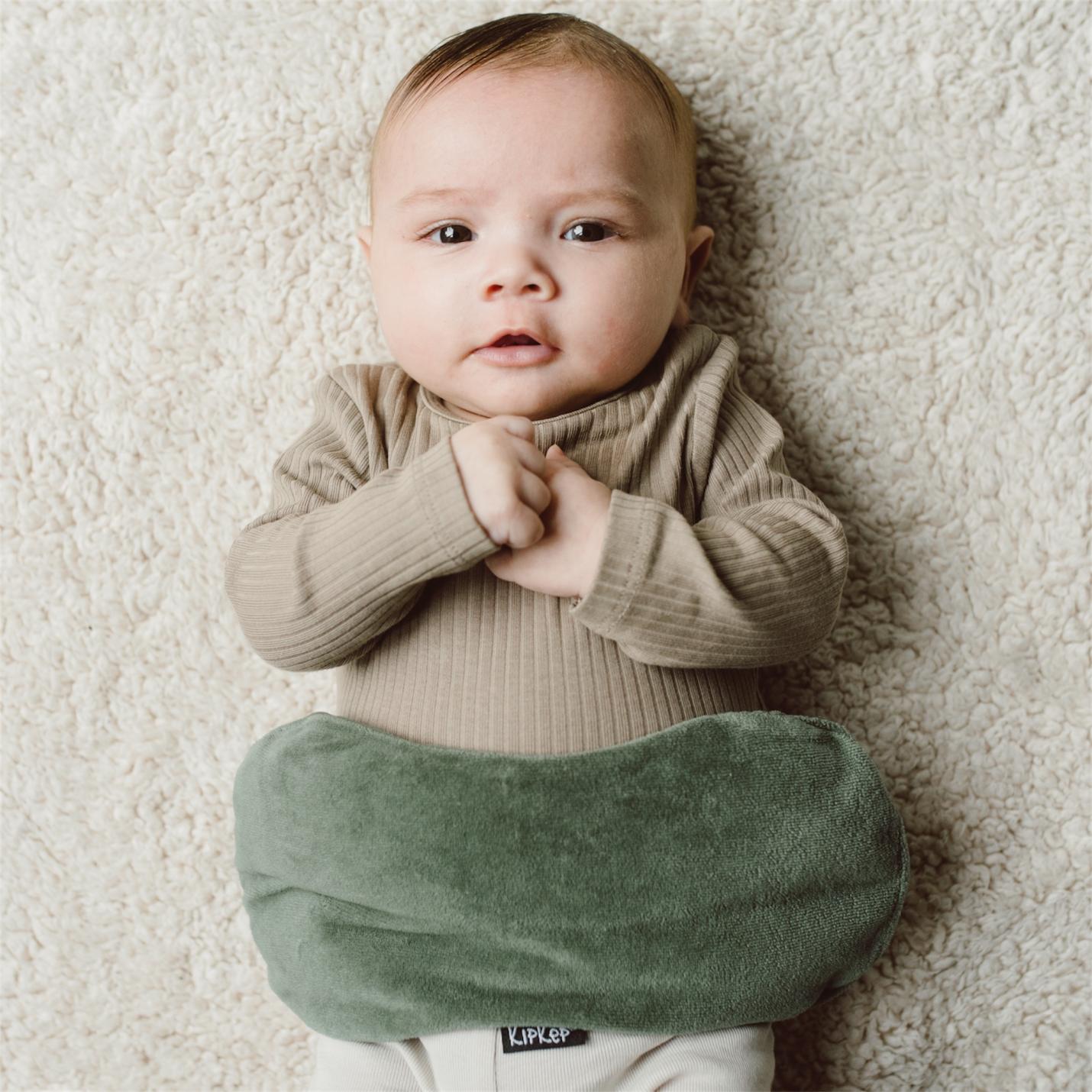 KipKep-woller- Calming Green-op buikje baby