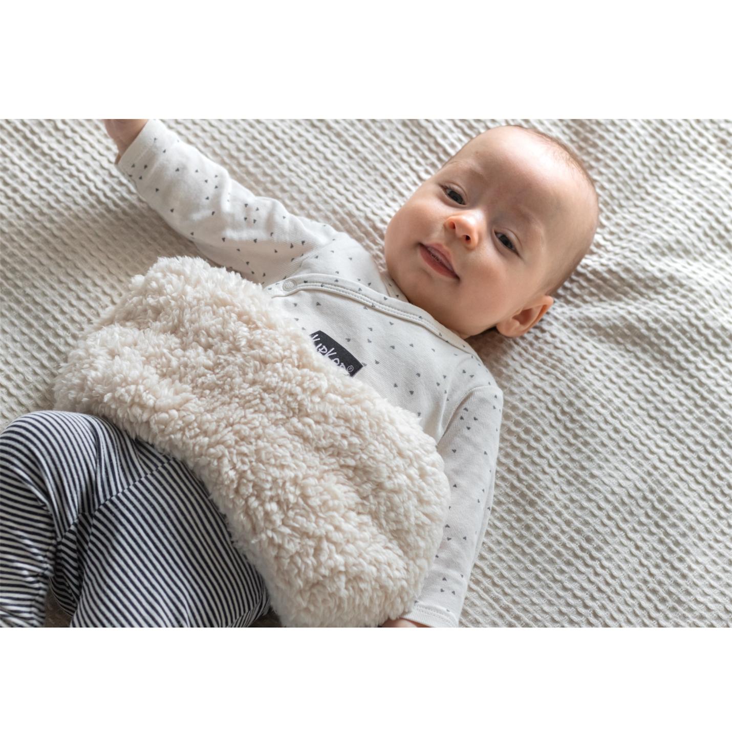 KipKep-woller- Teddy Sand-op buikje baby