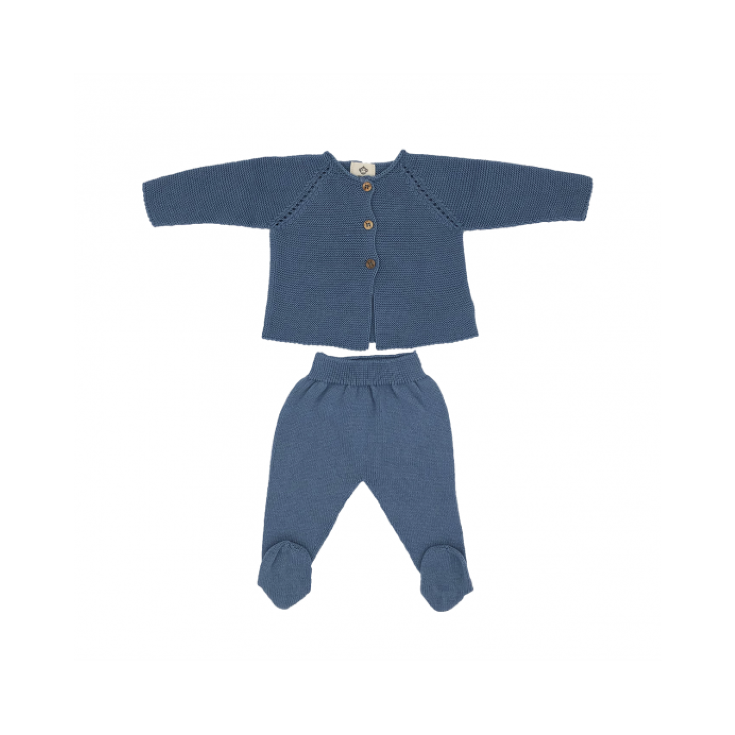 Kledingset Newborn Blauwis een katoen gebreid kleding setje voor baby's in kleur blauw met vestje met houten knopen en broekje met voetjes eraan.