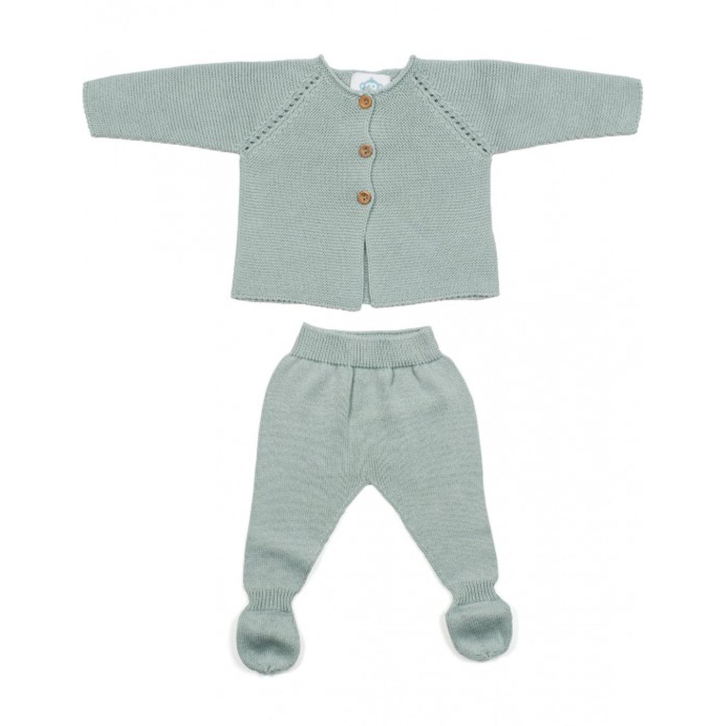 Kledingset Newborn Groen is een katoen gebreid kleding setje voor baby's in kleur groen met vestje met houten knopen en broekje met voetjes eraan.