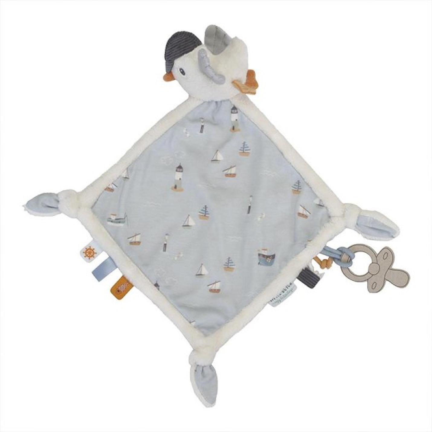 Knuffeldoekje Meeuw wit doekje met meeuw ,zwarte pet en oranje poten eraan, labels aan zijkant en motief Sailors Bay op doekje