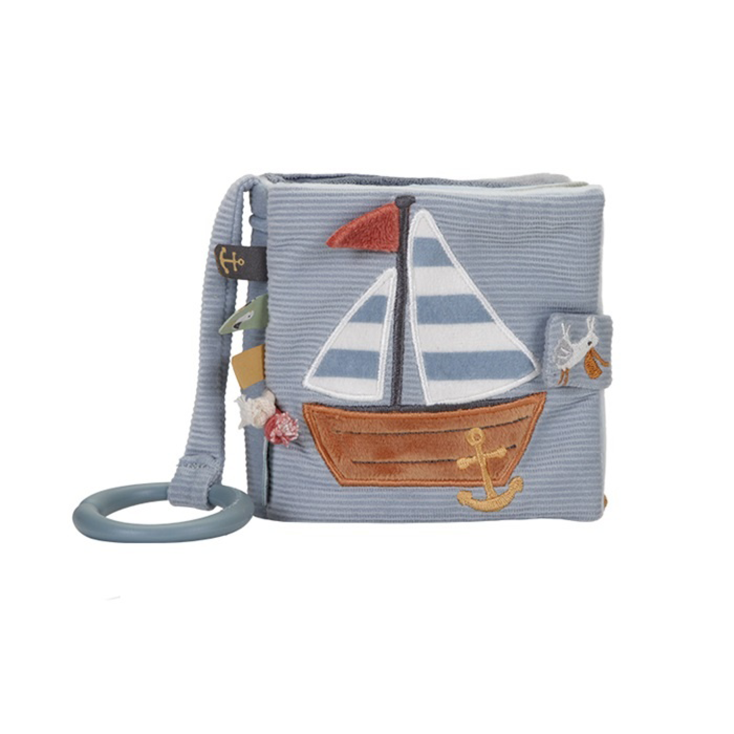 Buggyboekje Sailors Bay is een grijs vierkant stoffen boekje met voorop een zeilboot met rood vlaggetje en anker. Labels zitten aan de zijkant en een stoffen sliert zit aan het boekje naar een ring voor aan de buggy