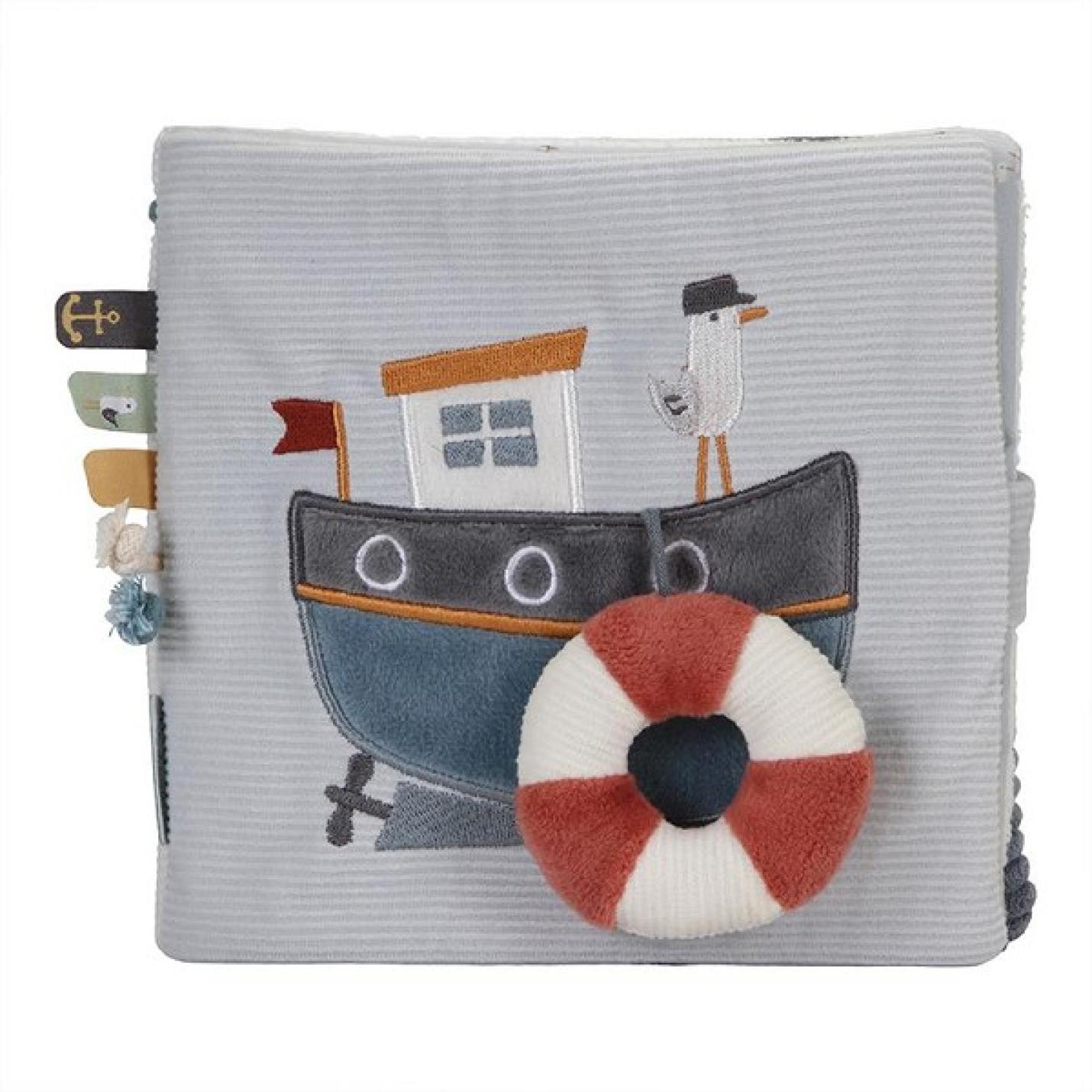 Activiteitenboekje Sailors Bay is een blauw stoffen boekje met labels aan de zijkant en voorop een meeuw staand op een boot met reddingsboei voorop