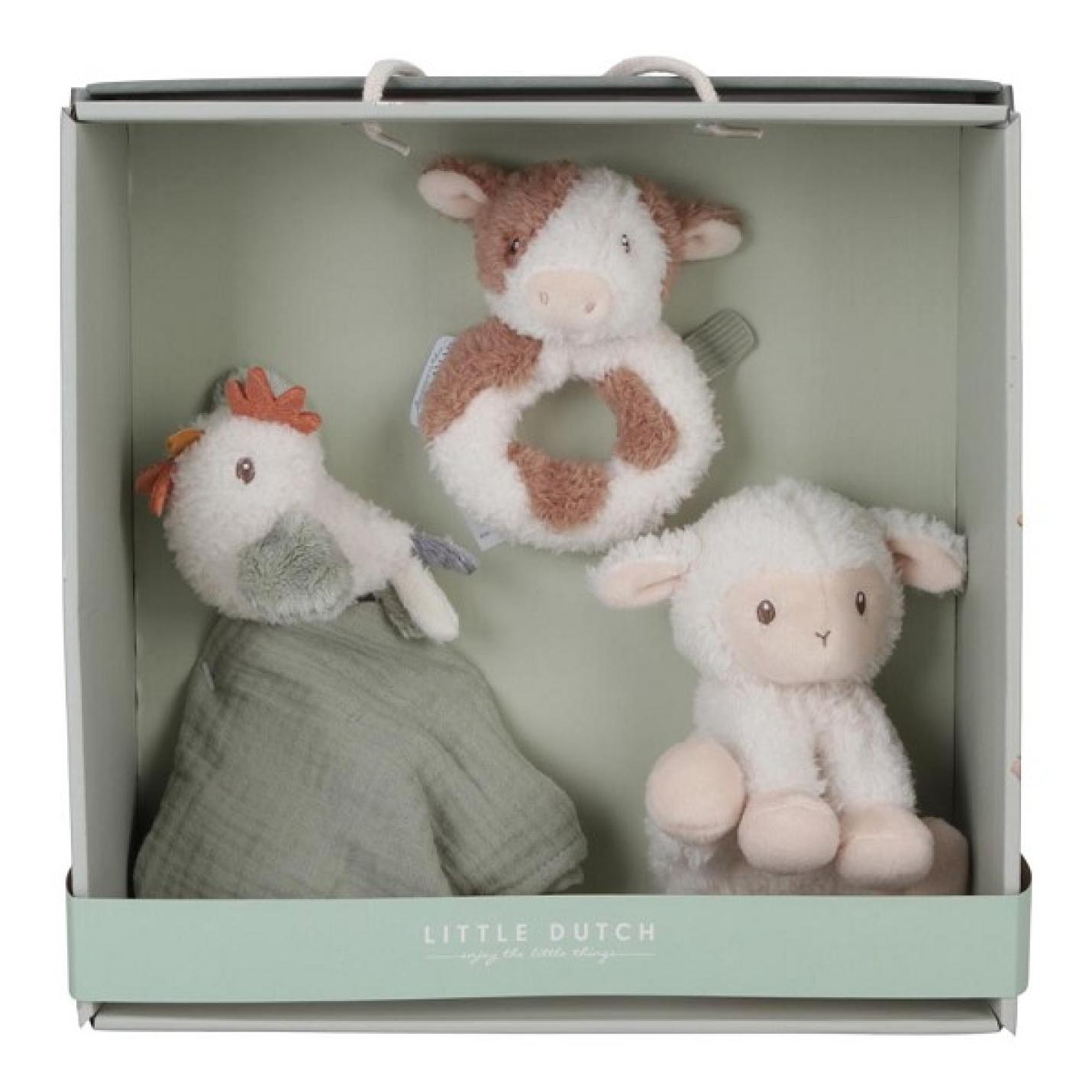Giftset Little Farm groene doos met bruin wit gevlekt koe ringrammelaar, groen doekje veteraan wit kip grijze vleugel, rode hanenkam en zittend schaapje
