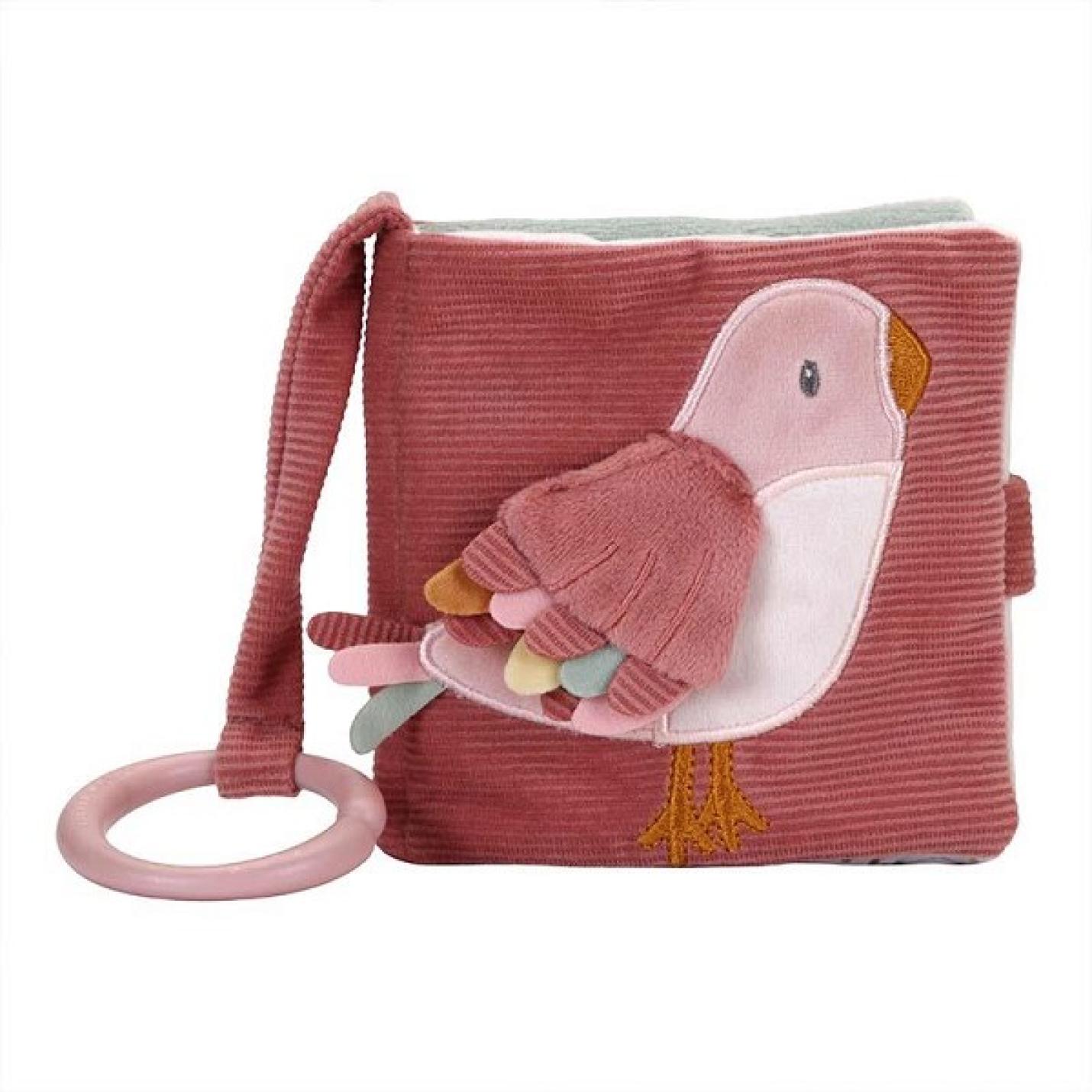 Buggyboekje Flowers & Butterflies is een roze vierkant stoffen boekje met voorop een vogel met gekleurde vleugelveren. Labels zitten aan de zijkant en een stoffen sliert zit aan het boekje naar een ring voor aan de buggy