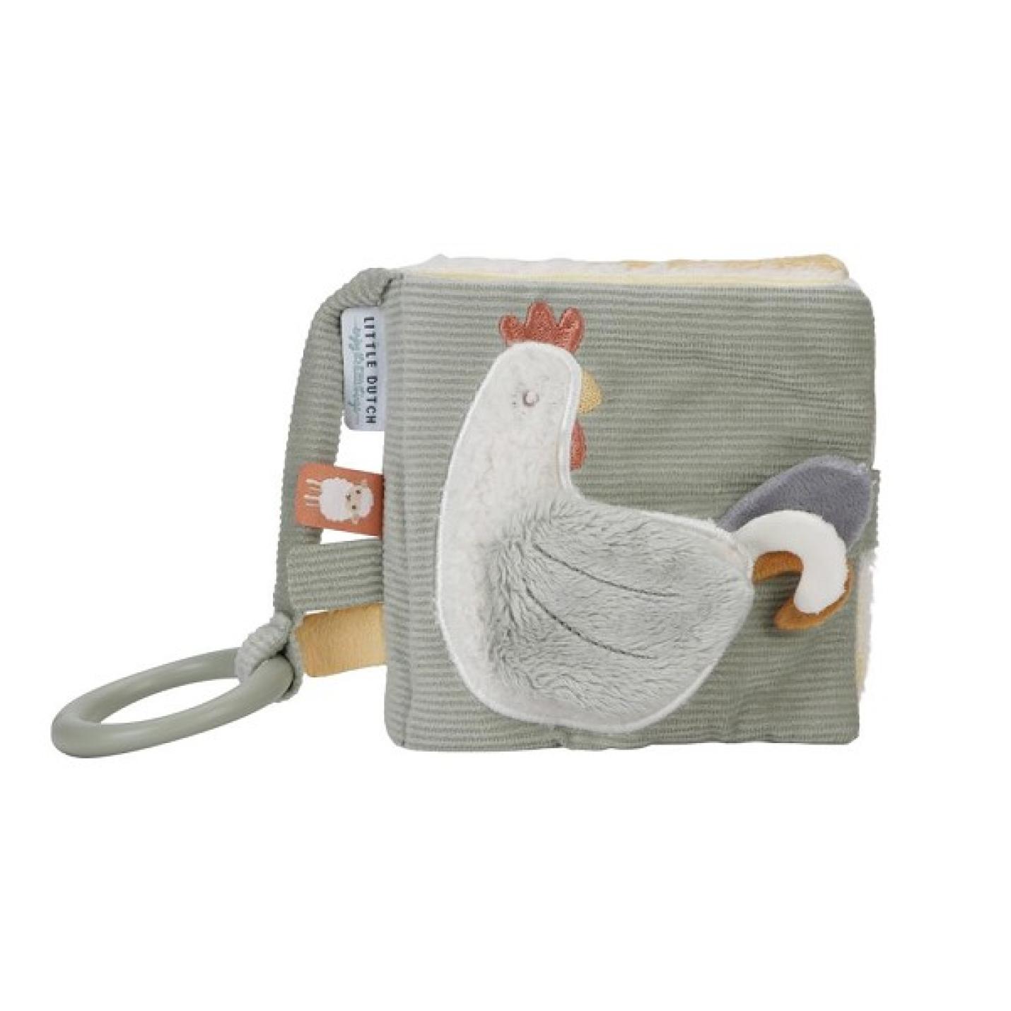 Buggyboekje Little Farm is een grijs vierkant stoffen boekje met voorop een witte kip met rood hanenkam en grijze vleugel. Labels zitten aan de zijkant en een stoffen sliert zit aan het boekje naar een ring voor aan de buggy