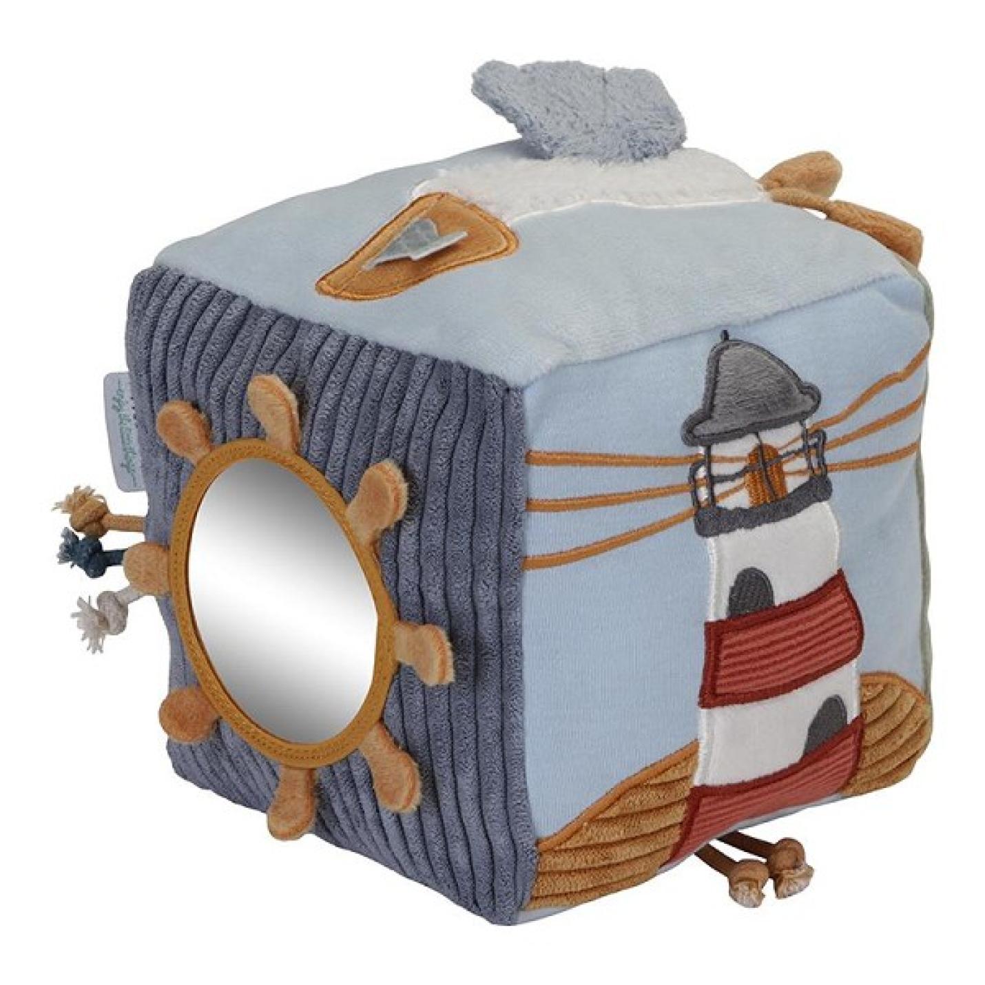 Activiteitenkubus Sailors Bay is stoffen blauw en grijs kubus met meeuw, vuurtoren spiegelstuur, boot, zeilboot en meeuw met zwarte pet