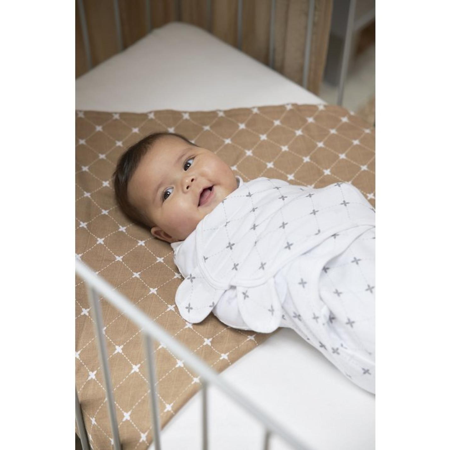 Meyco-Baby-Swaddle-inbakerdoek-1-pack-Mrs.KeizerLouis-grey-baby in ledikant