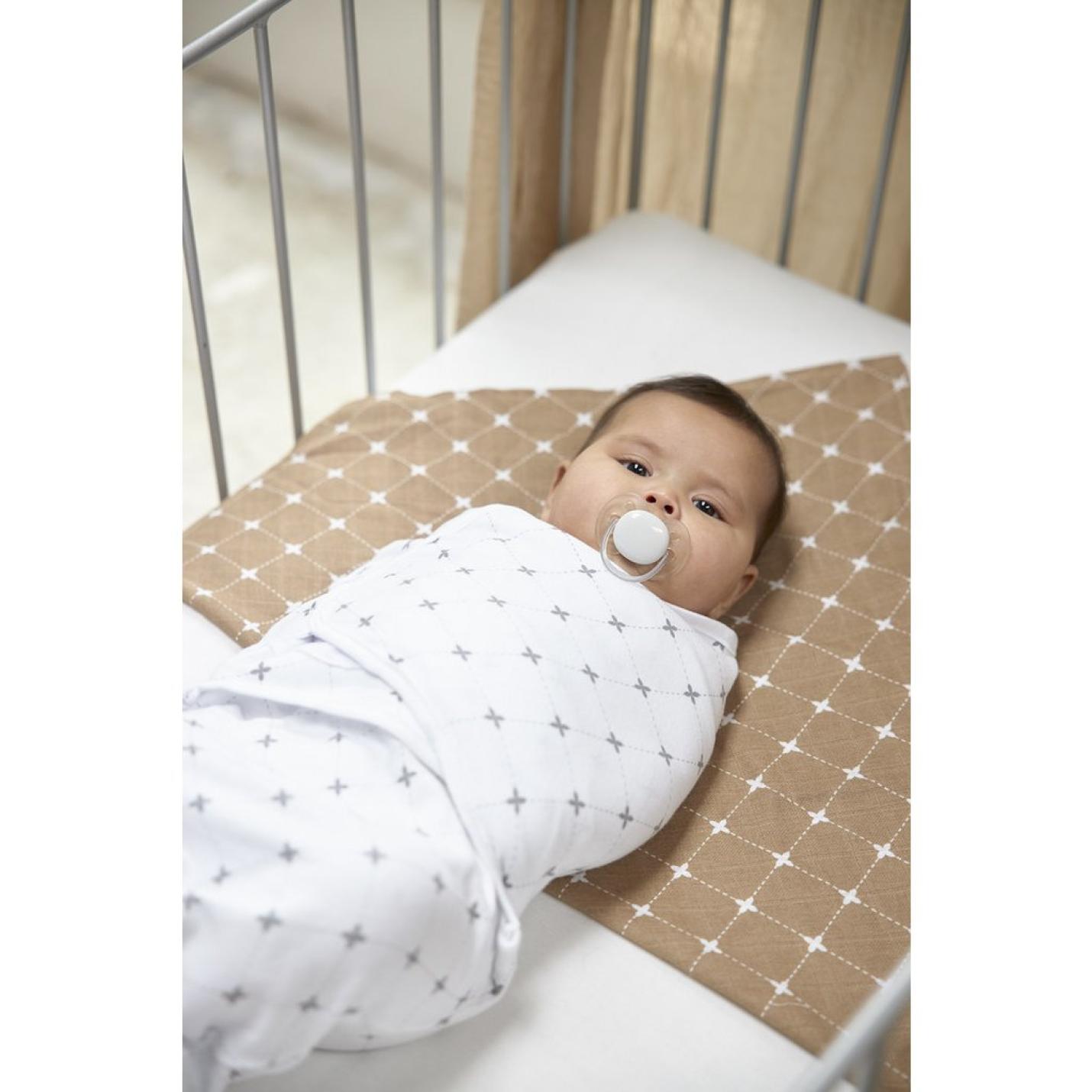 Meyco-Baby-Swaddle-inbakerdoek-1-pack-Mrs.KeizerLouis-grey-baby in ledikant met fopspeen
