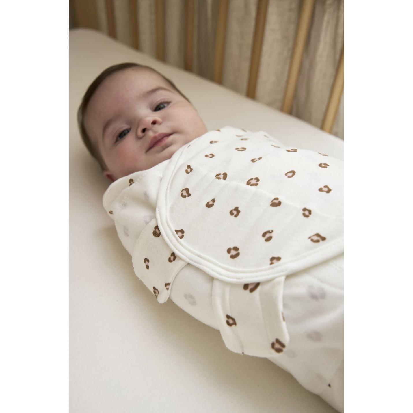 Meyco-Baby-Swaddle-inbakerdoek-1-pack-mini Panther-Light Pink-baby in bed